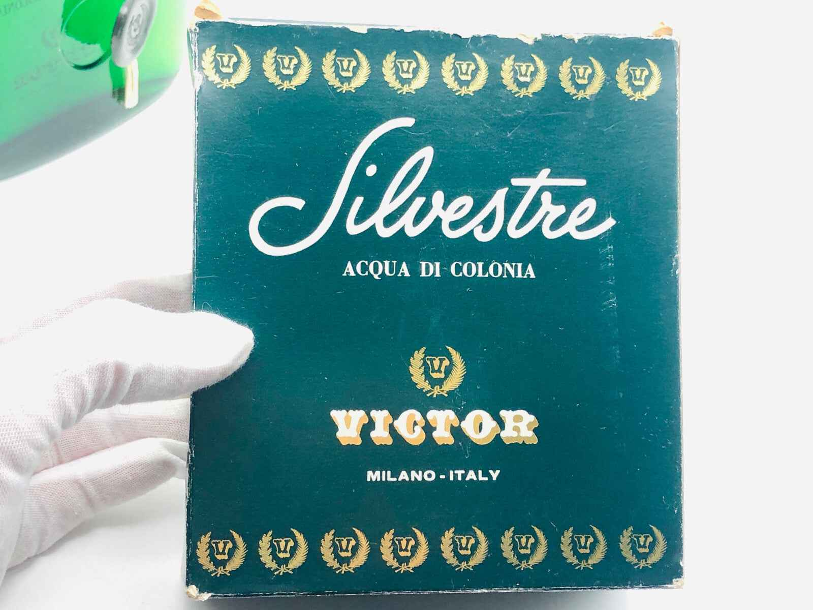Confezione di Profumo Victor Silvestre in Acqua di Colonia con design elegante e scritta lucida