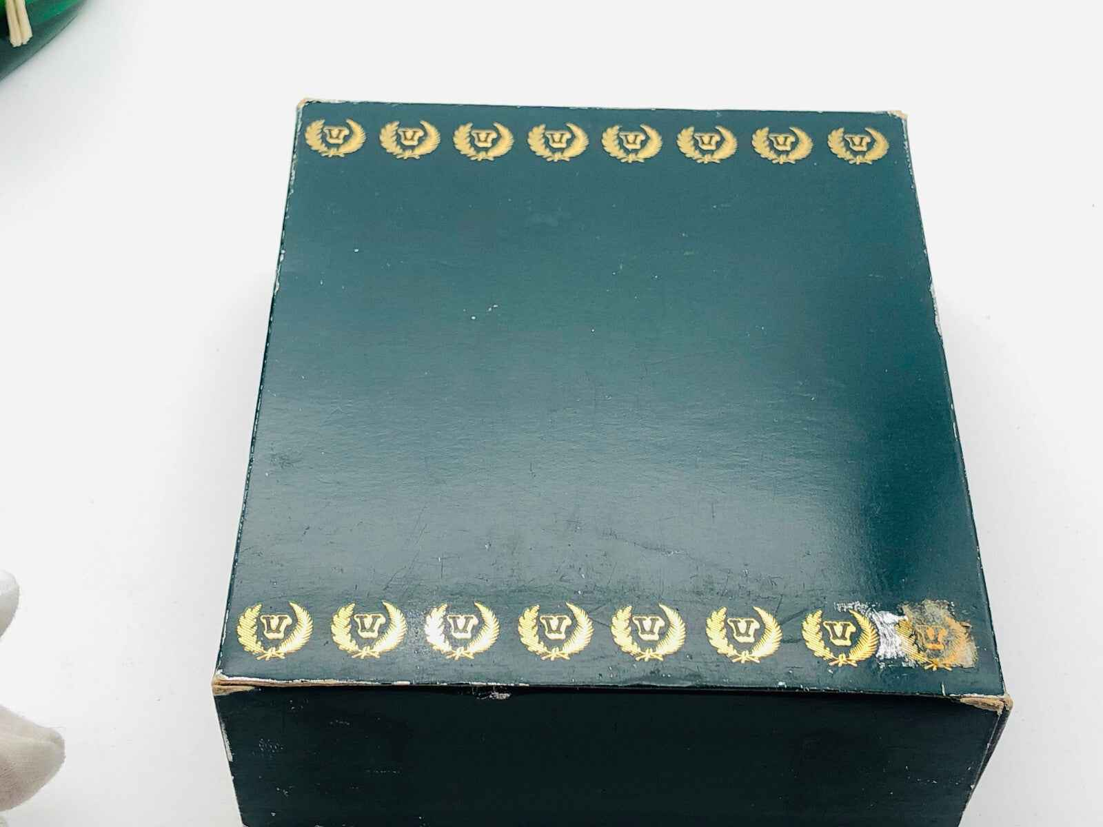 Scatola del Profumo Victor Silvestre con decorazioni dorate e design elegante