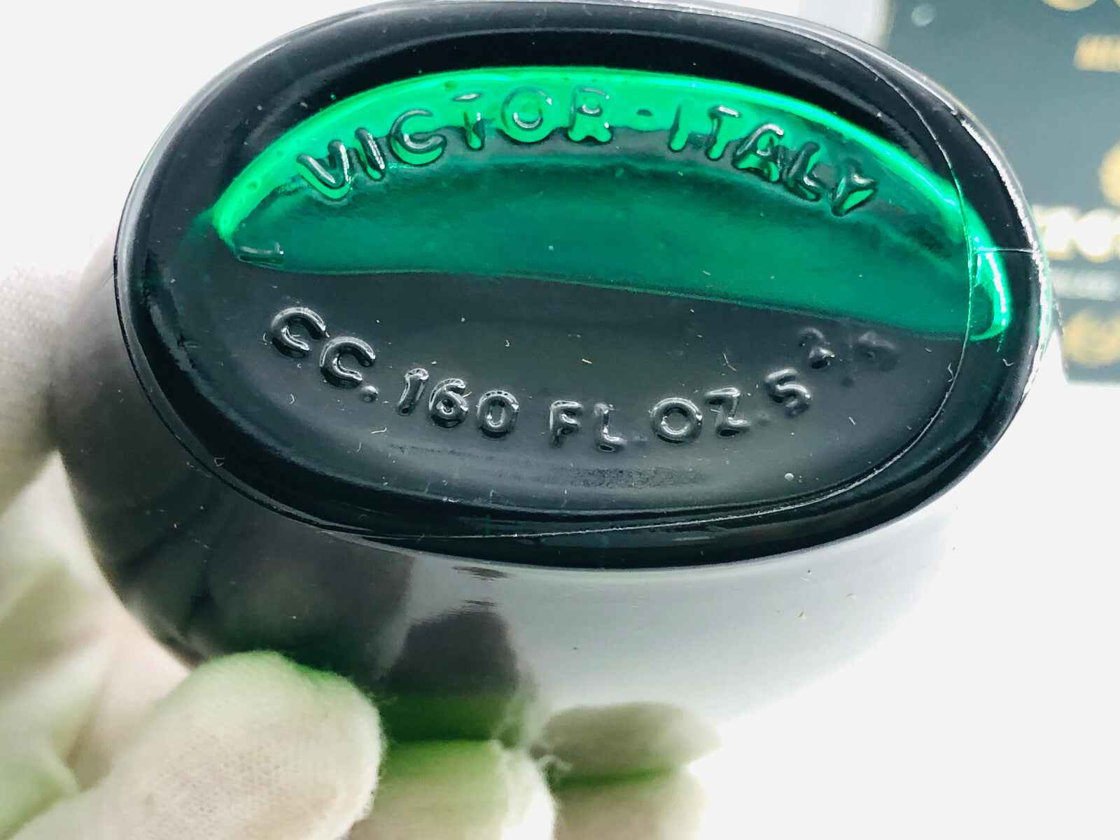 Base del profumo Victor Uomo con logo Victor Italy, design elegante e raffinato