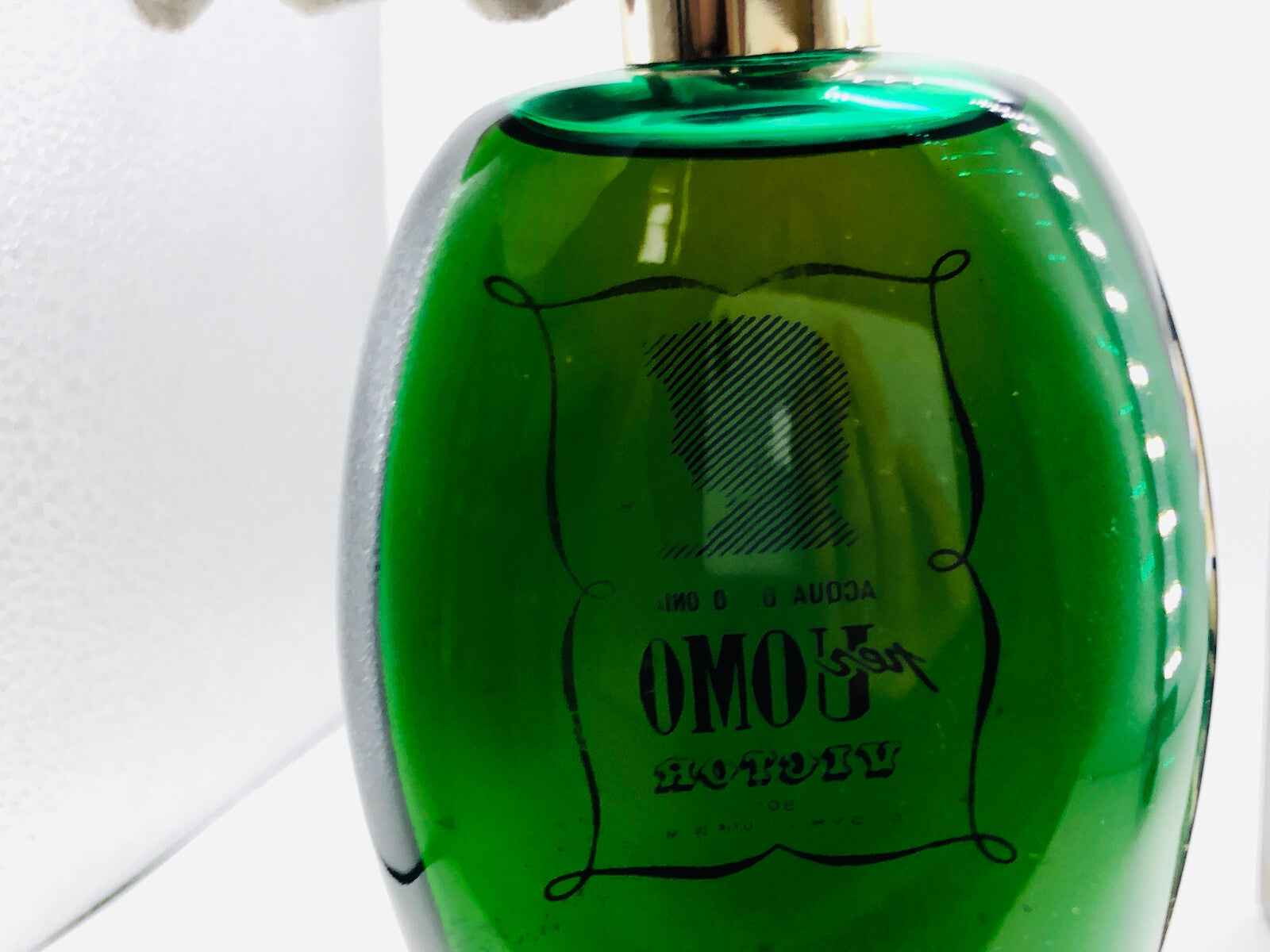 Flacone di profumo Victor Uomo in vetro verde dal design elegante e sofisticato