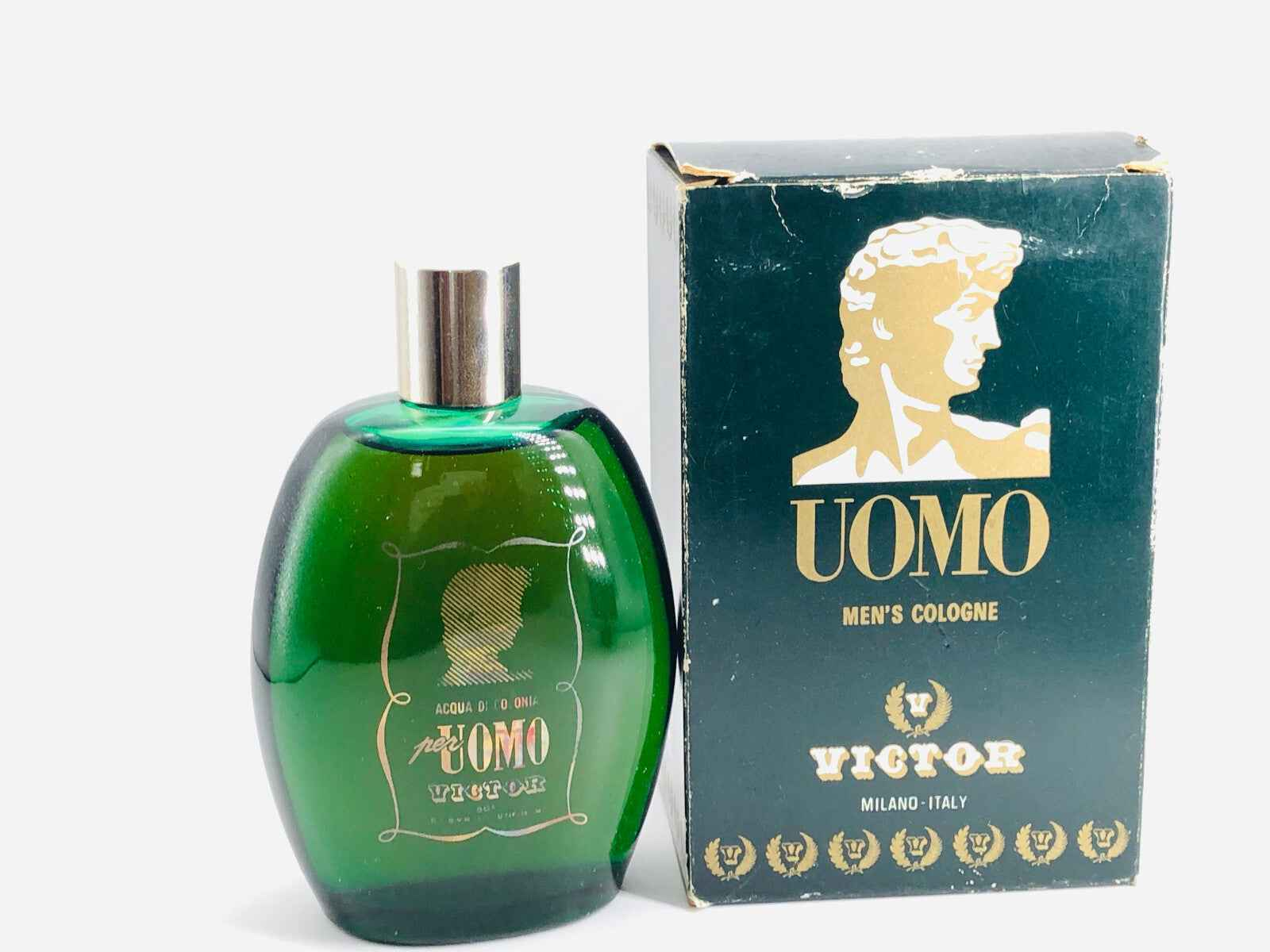Profumo Victor Uomo in flacone verde con confezione elegante, ideale per l'uso quotidiano