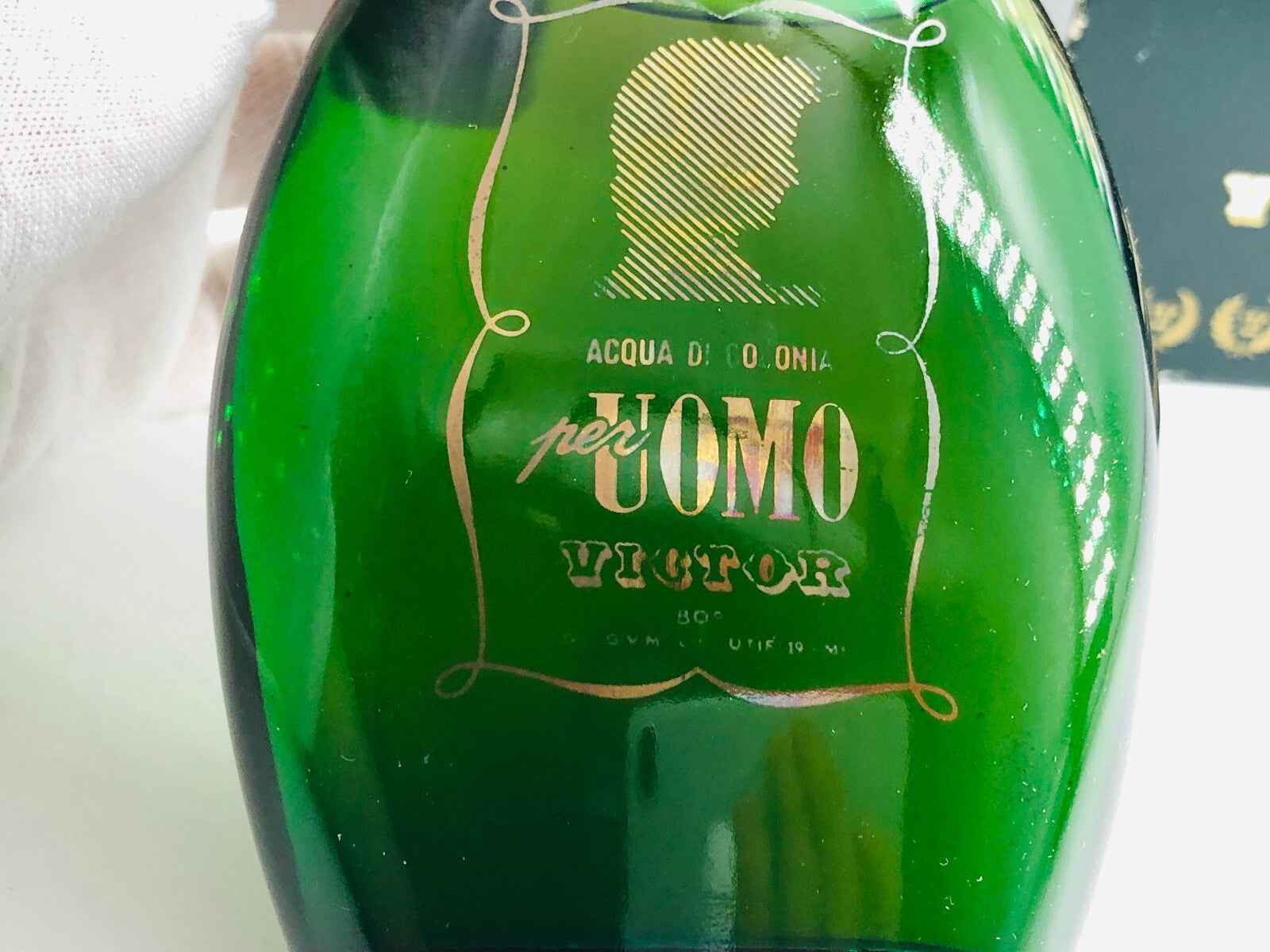 Flacone di profumo Victor Uomo in vetro verde con etichetta elegante per uso maschile