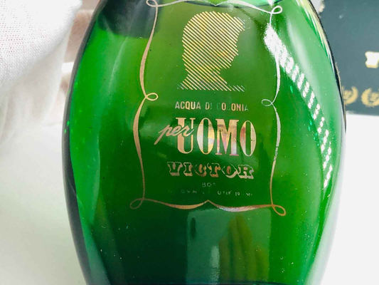Flacone di profumo Victor Uomo in vetro verde con etichetta elegante per uso maschile