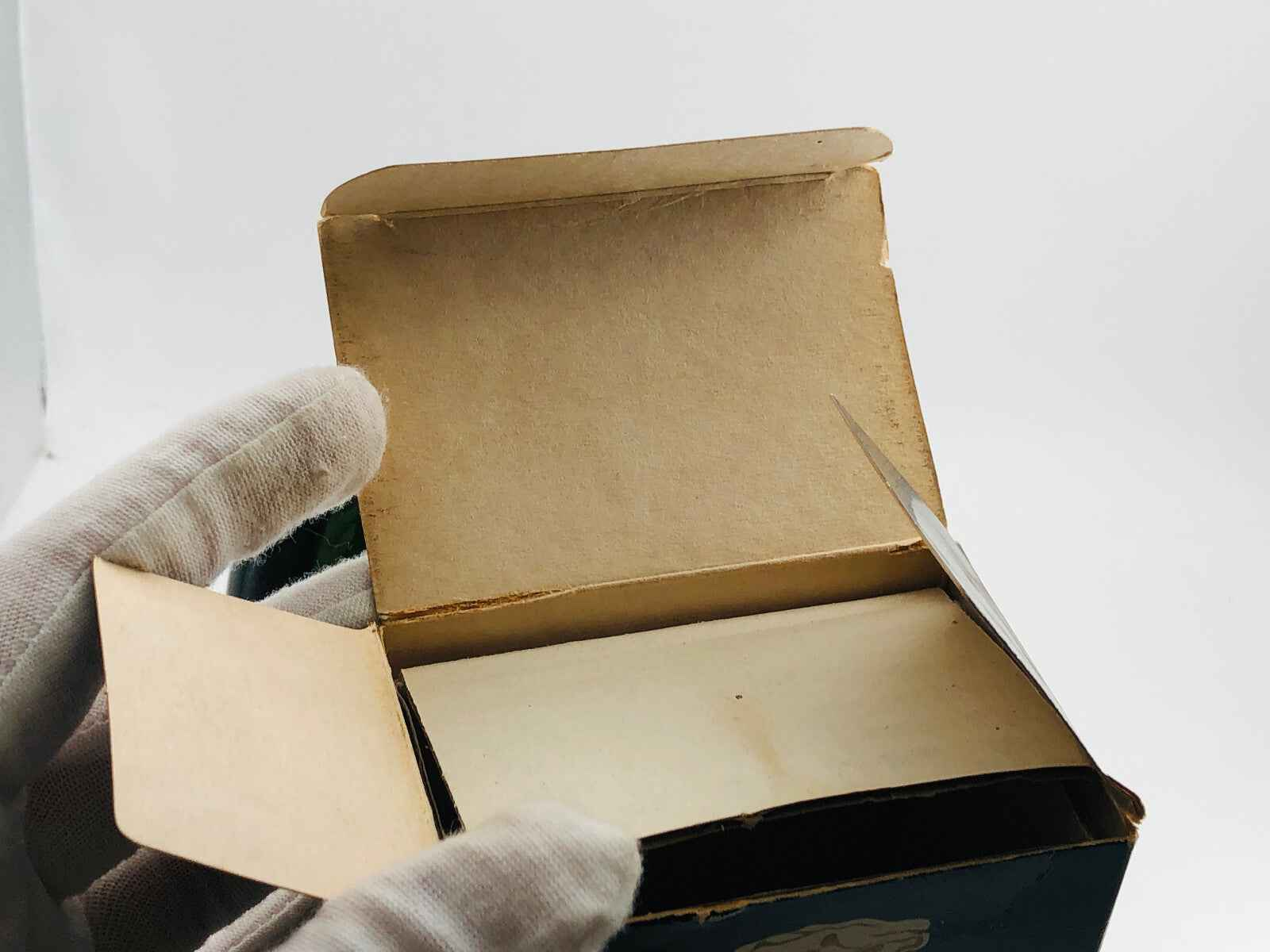 Scatola aperta di profumo Victor Uomo con interno vuoto e struttura elegante