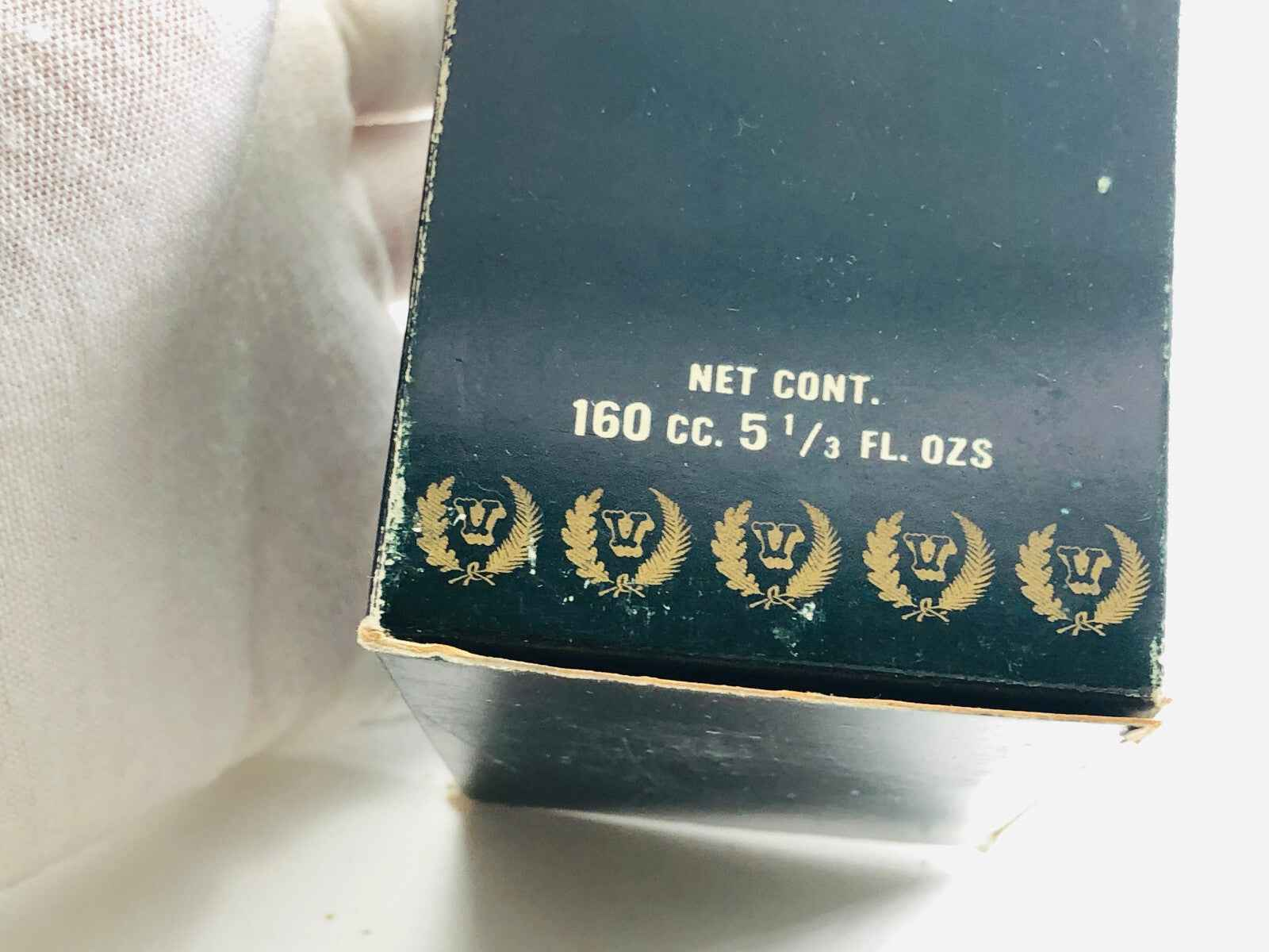 Scatola di profumo Victor Uomo da 160 cc con dettagli dorati e logo distintivo