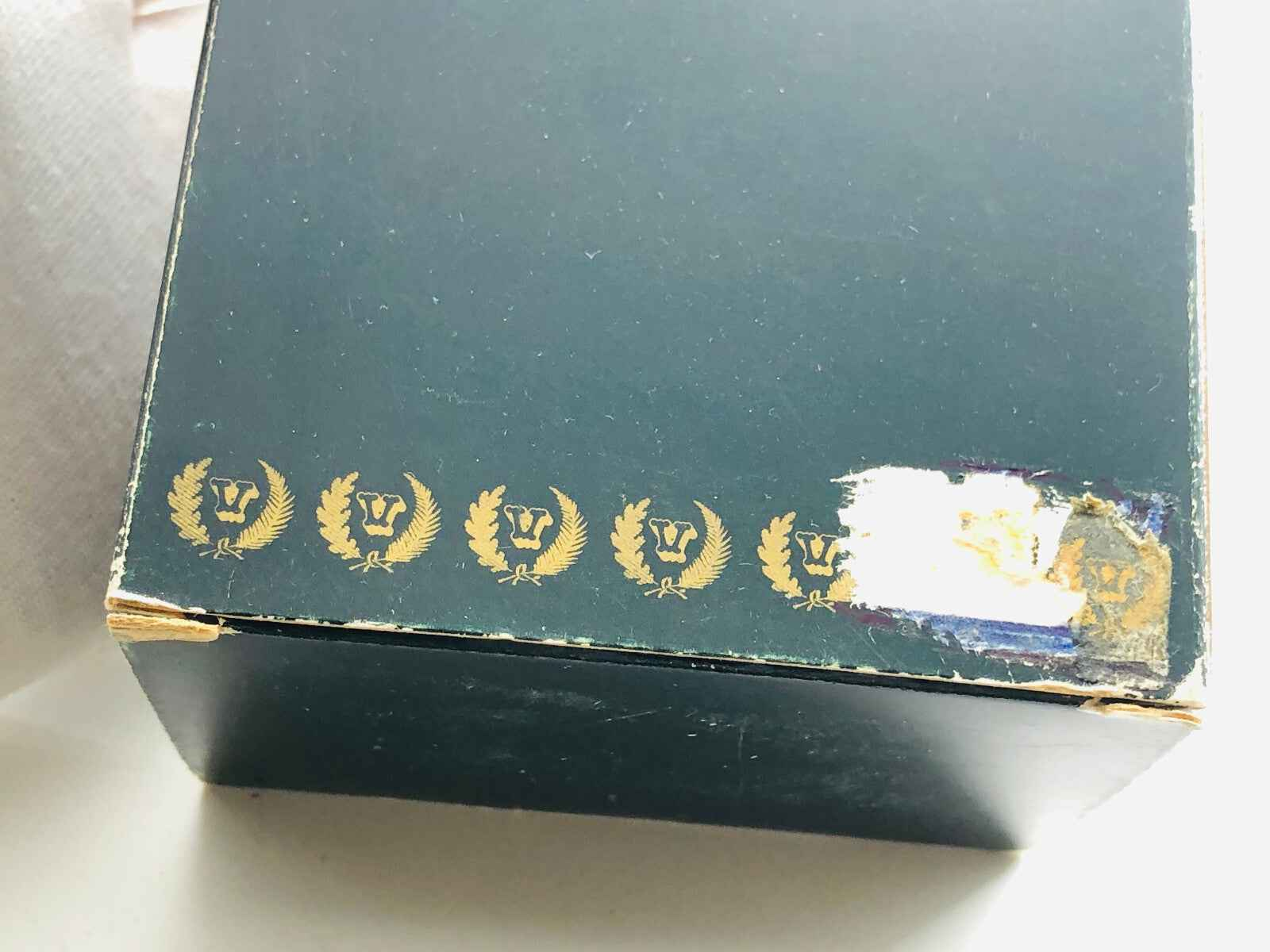 Scatola del Profumo Victor Uomo con logo dorato e dettagli eleganti