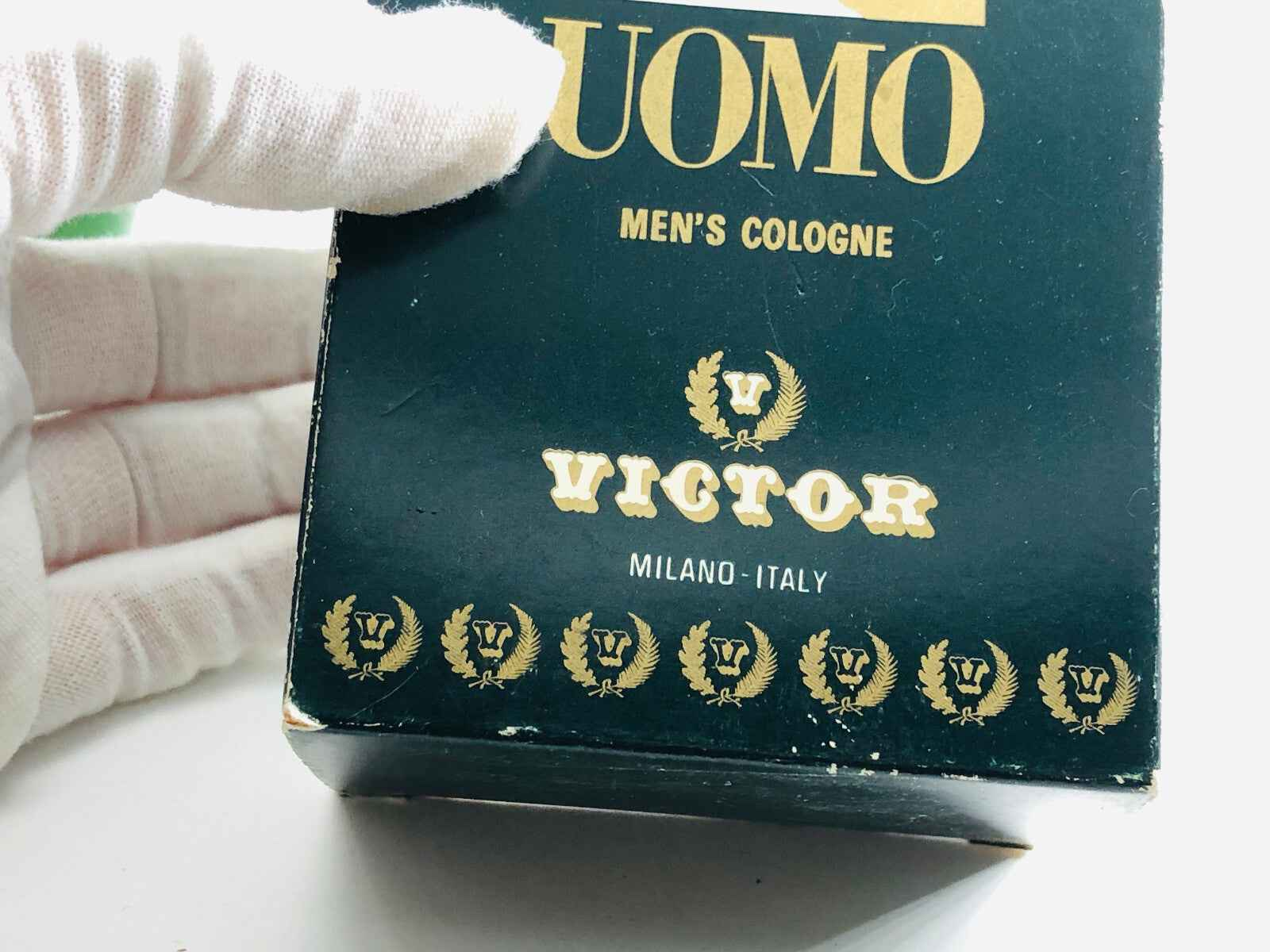 Confezione del profumo Victor Uomo, colonia da uomo di alta qualità, con dettagli dorati