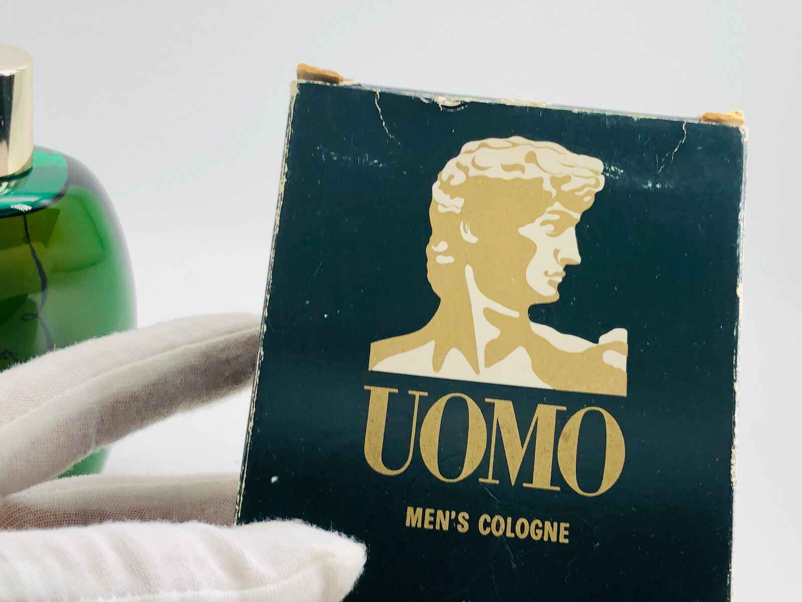 Scatola di profumo Victor Uomo con logo e cologne maschile in evidenza