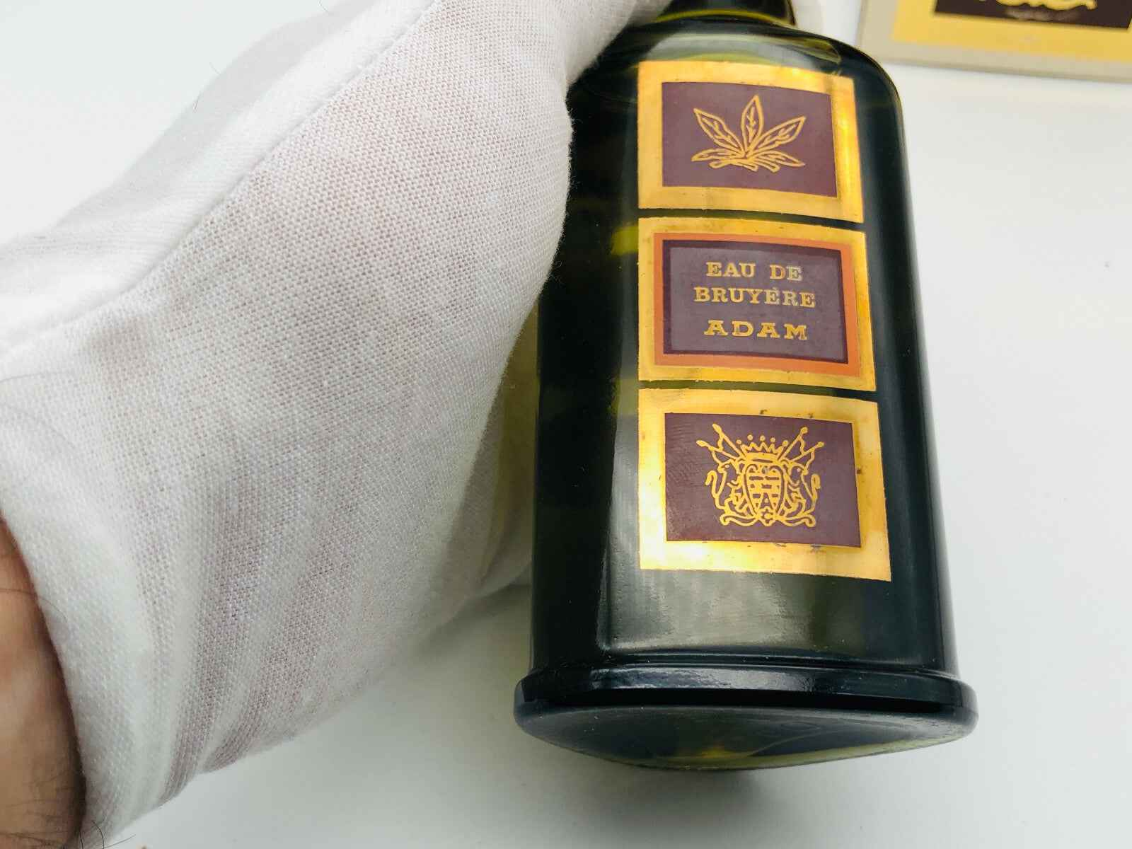 Bottiglia di profumo Vintage Adam Eau De Bruyere con etichetta elegante e dettagli dorati