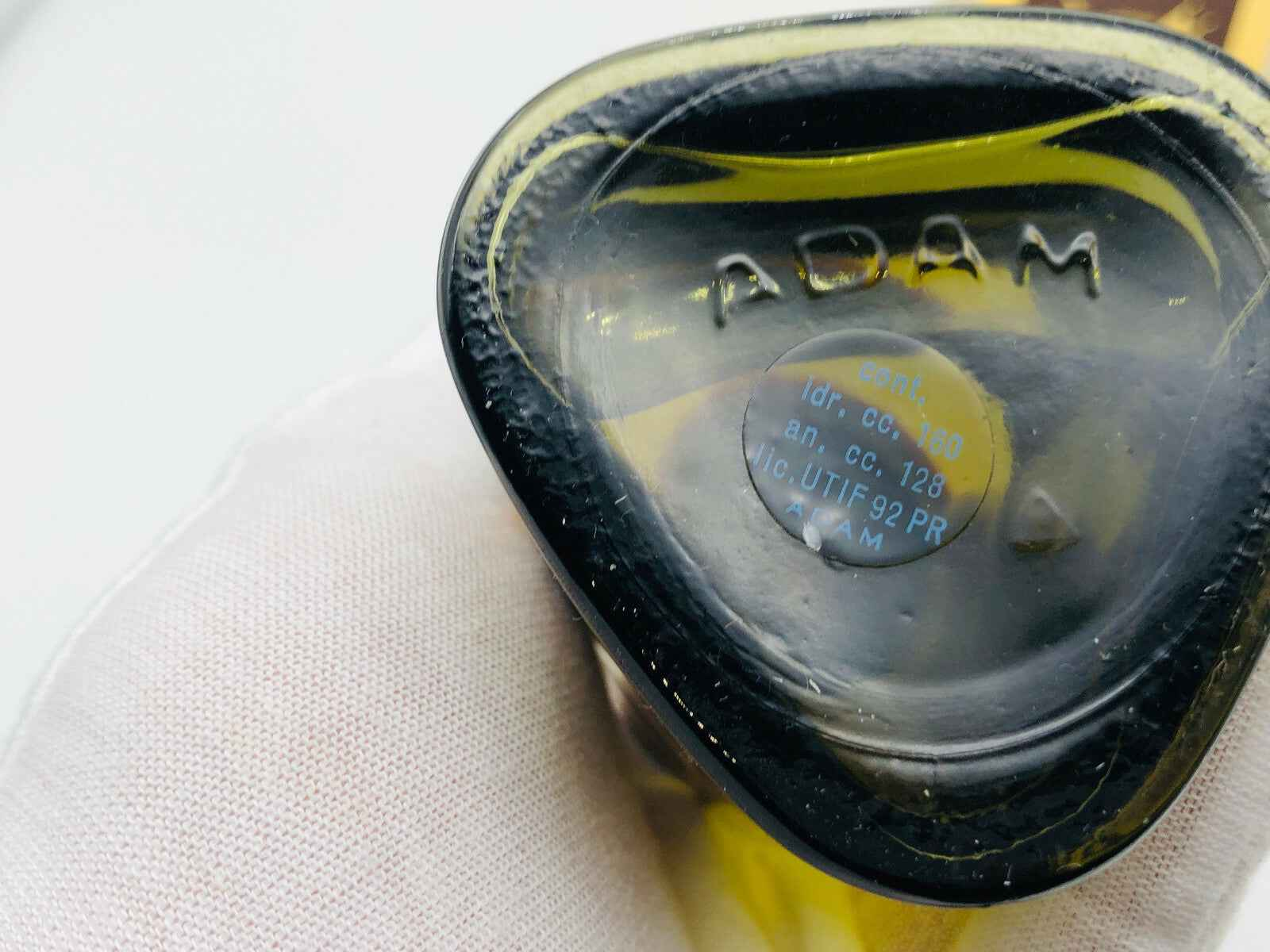 Base di Profumo Vintage Adam Eau De Bruyere con etichetta dettagliata e design elegante