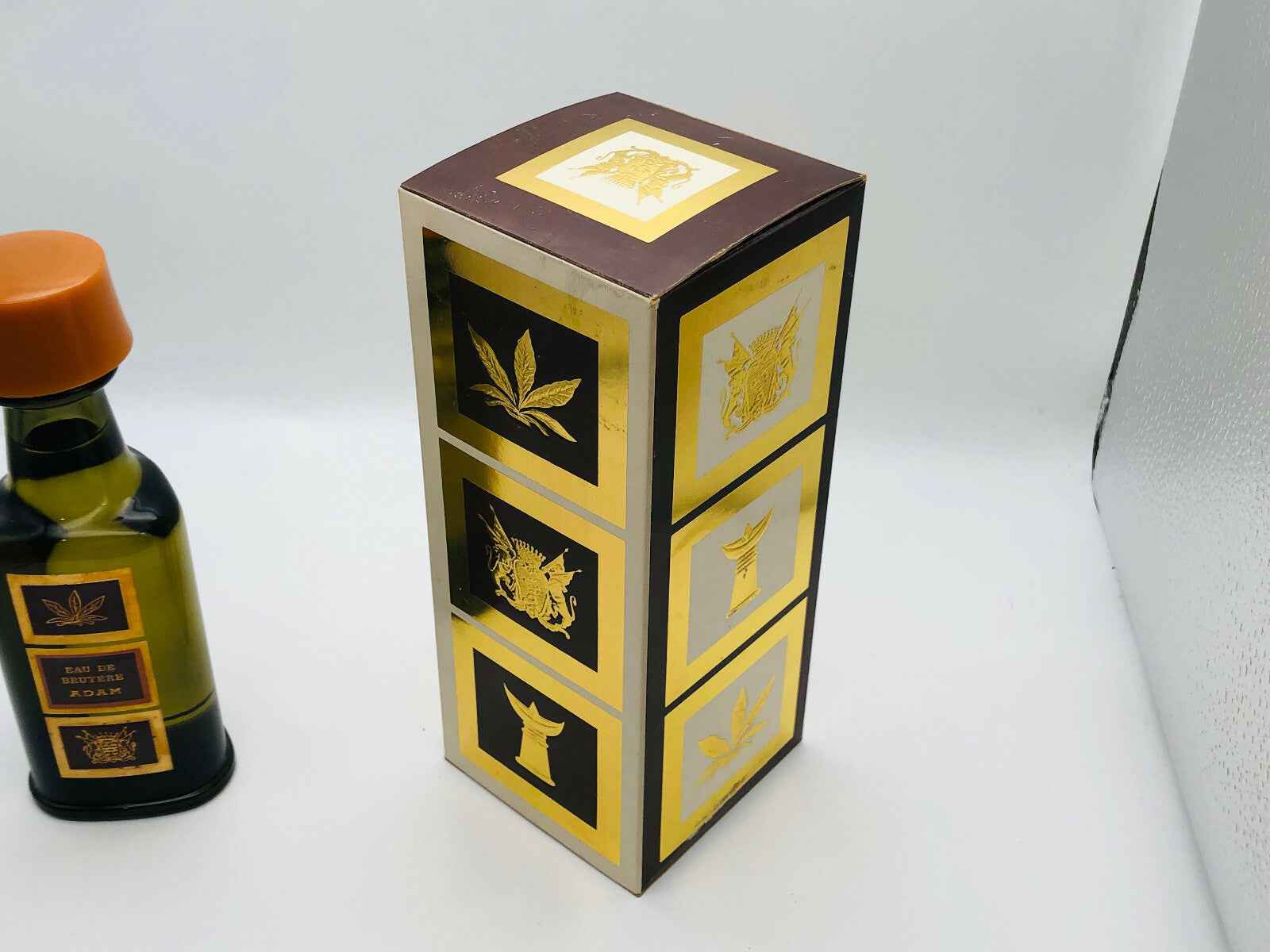Scatola del Profumo Vintage Adam Eau De Bruyere con dettagli dorati e flacone in vetro