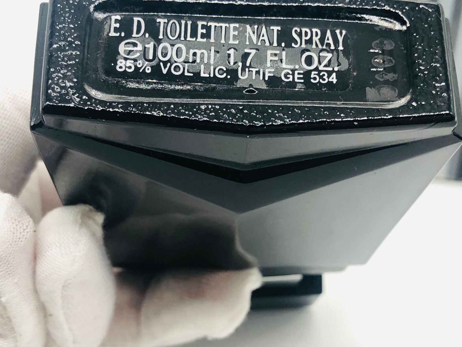 Flacone di profumo vintage Angelo Litrico da 100ml con spray naturale in un elegante design nero