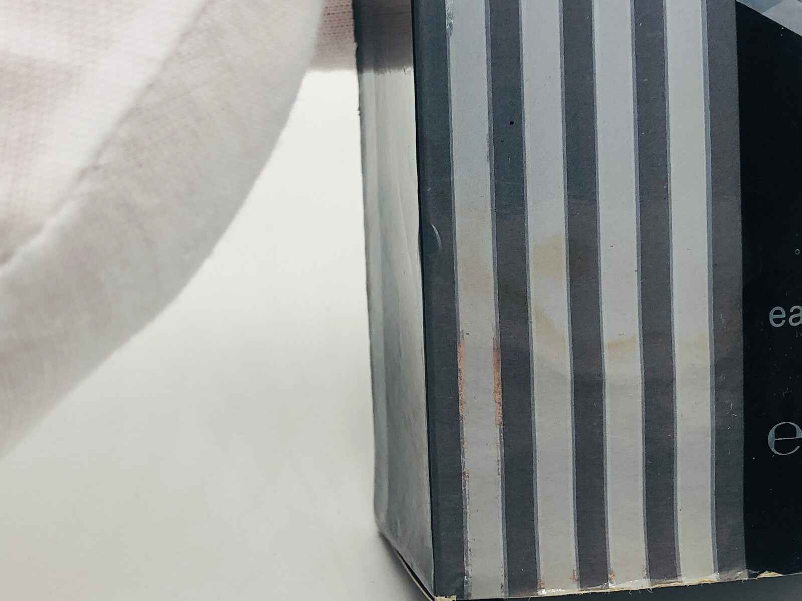 Scatola del Profumo Vintage Angelo Litrico con design a righe e chiusura elegante