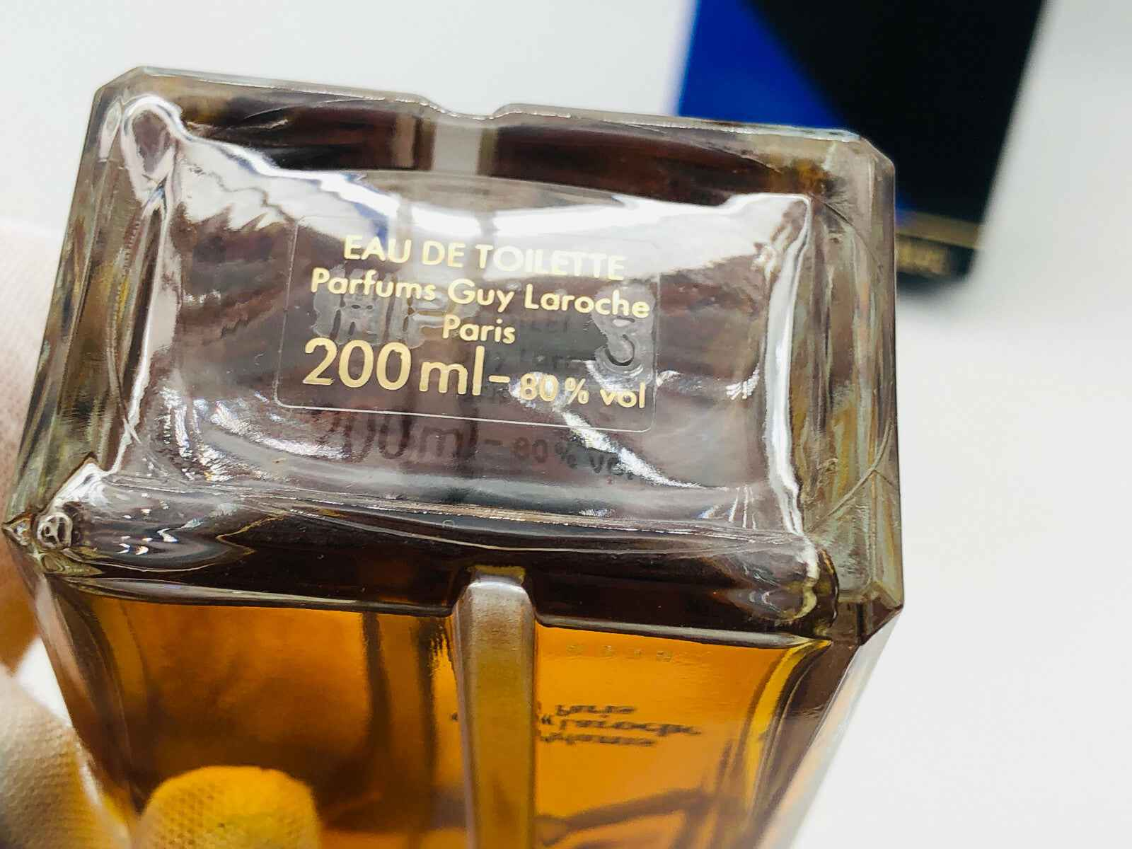 Flacone di profumo vintage Clandestine Laroche da 200 ml con etichetta elegante