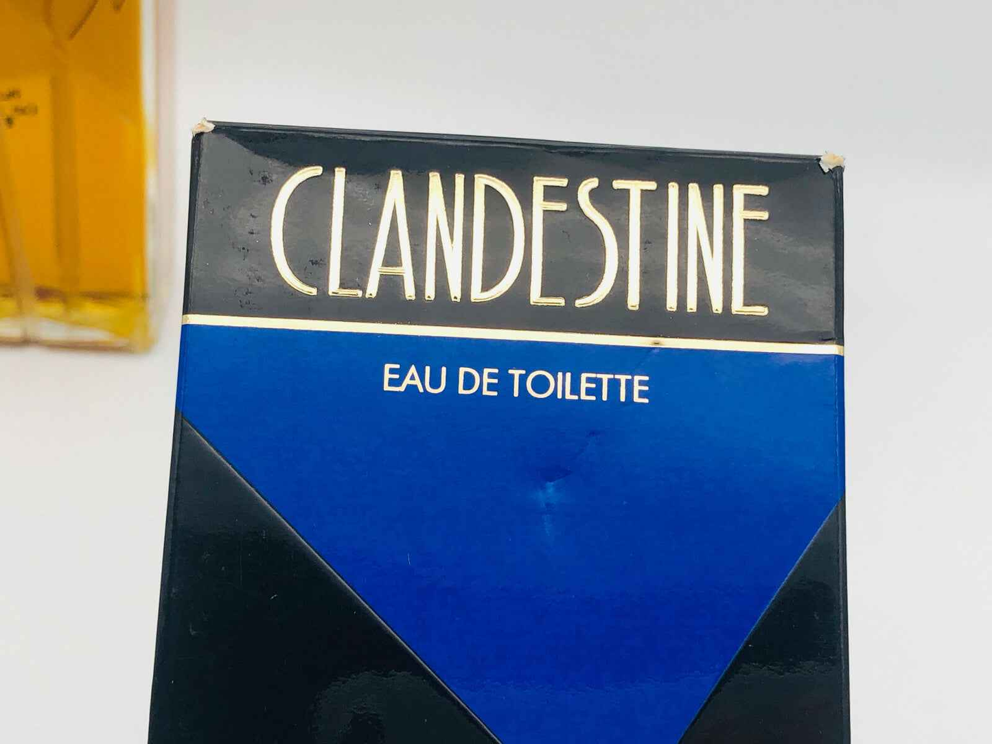 Scatola del profumo Vintage Clandestine Laroche con design elegante e dettagli in oro