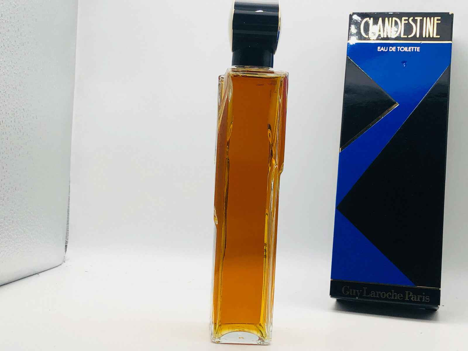 Profumo Vintage Clandestine Laroche in bottiglia elegante con confezione blu per uomini