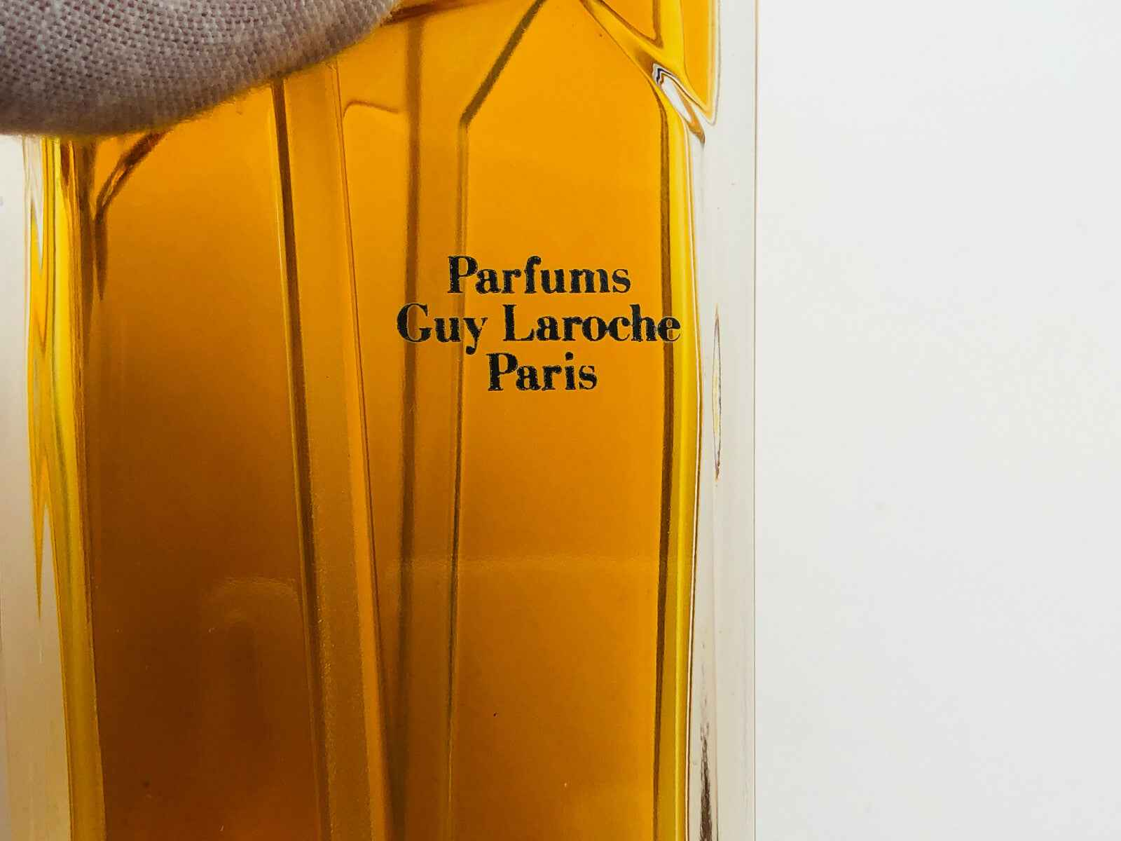 Flacone di profumo vintage Clandestine Laroche con design elegante e colore ambrato