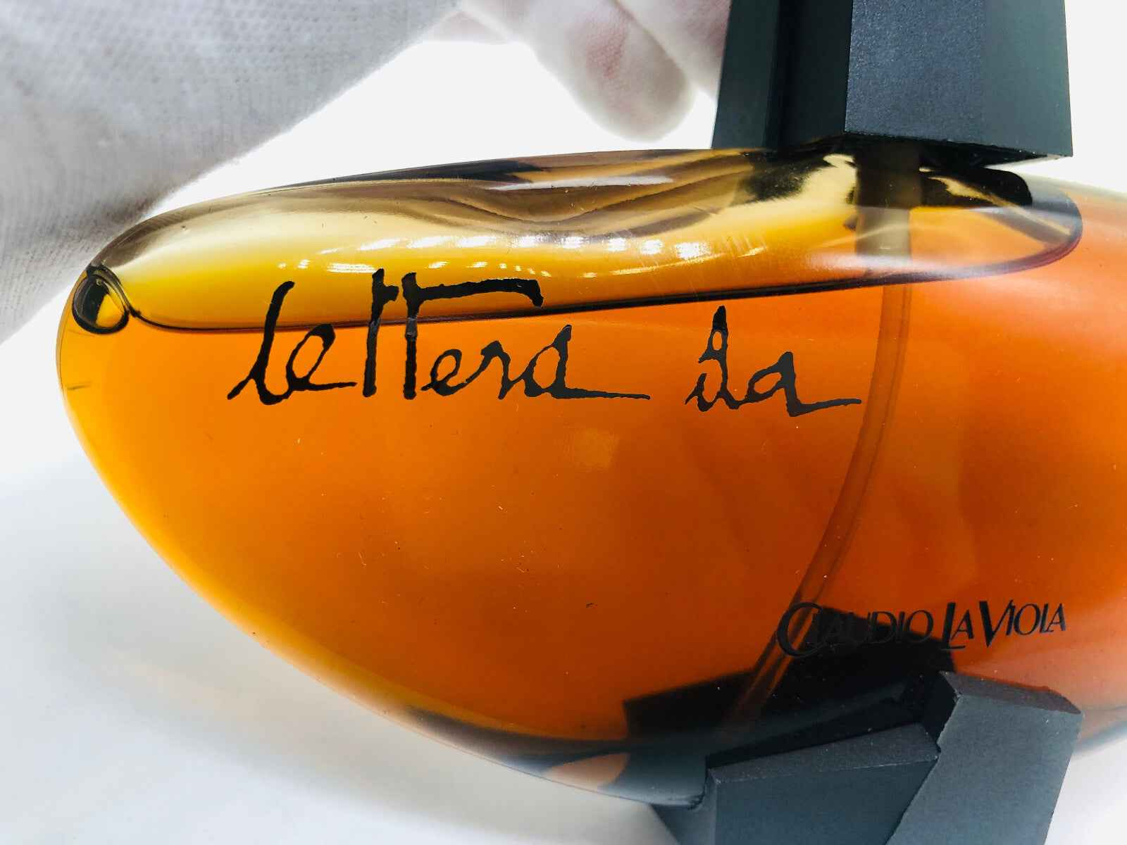 Flacone di Profumo Vintage Claudio La Viola con design elegante e tonalità ambrate