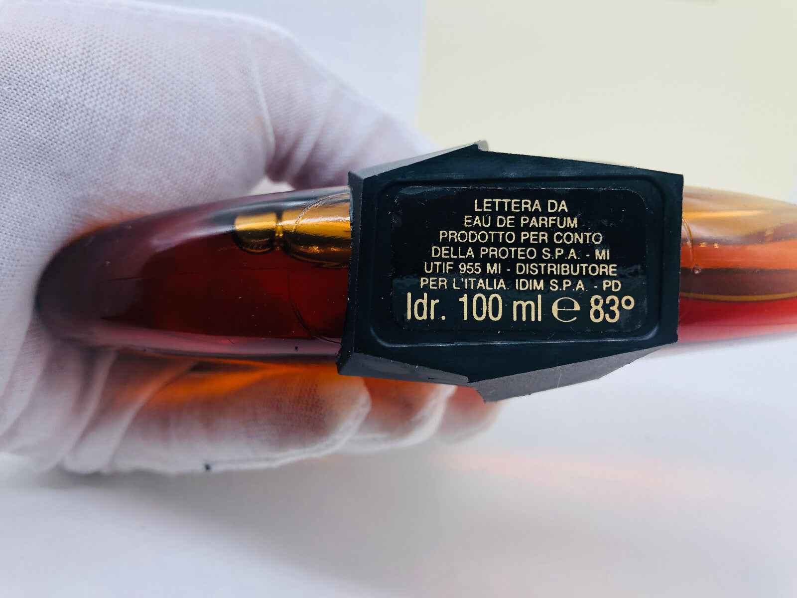 Bottiglia di profumo vintage Claudio La Viola con etichetta dettagliata e design elegante