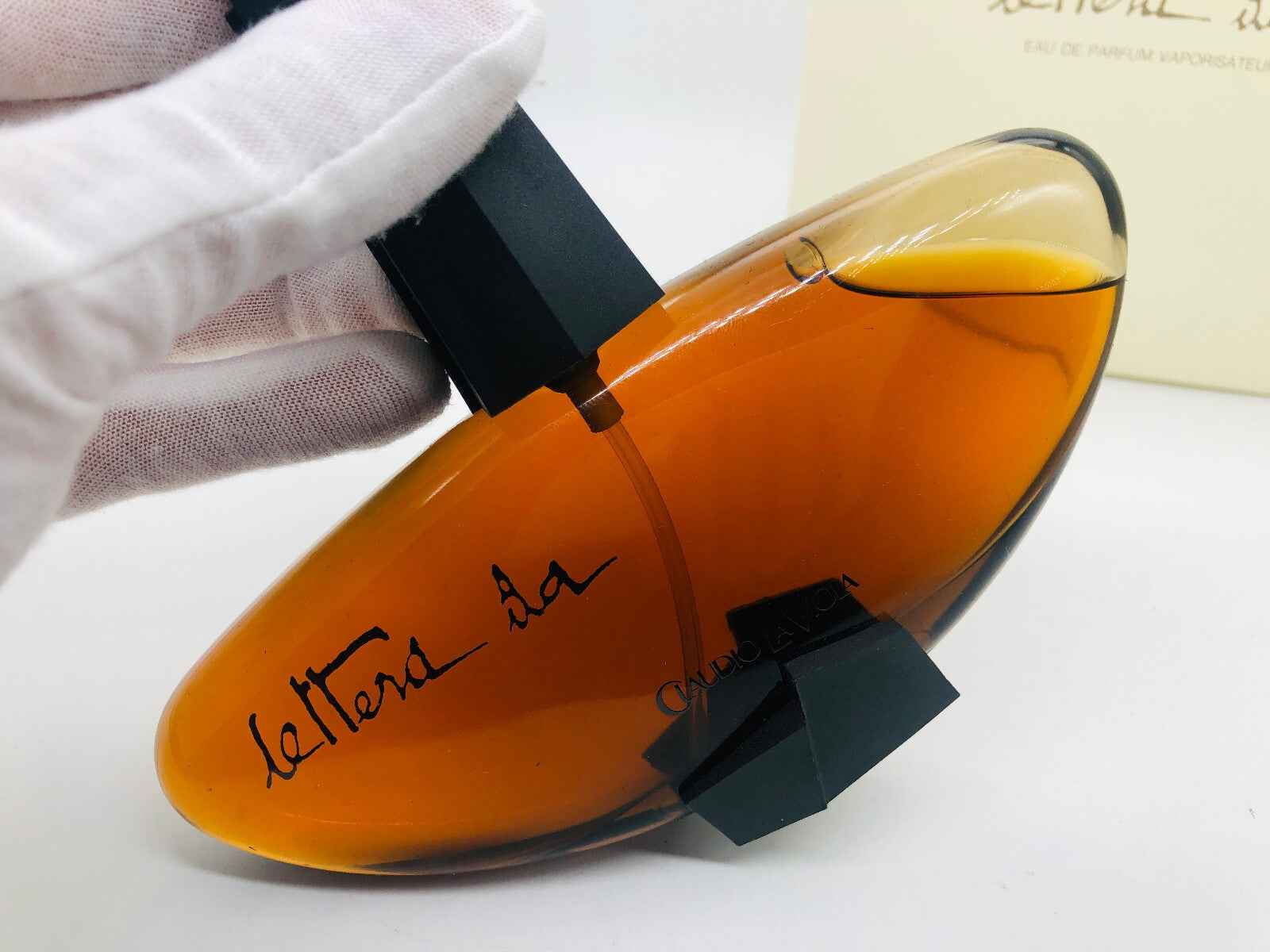 Flacone di profumo Vintage Claudio La Viola con design elegante e tonalità amber, perfetto per collezionisti