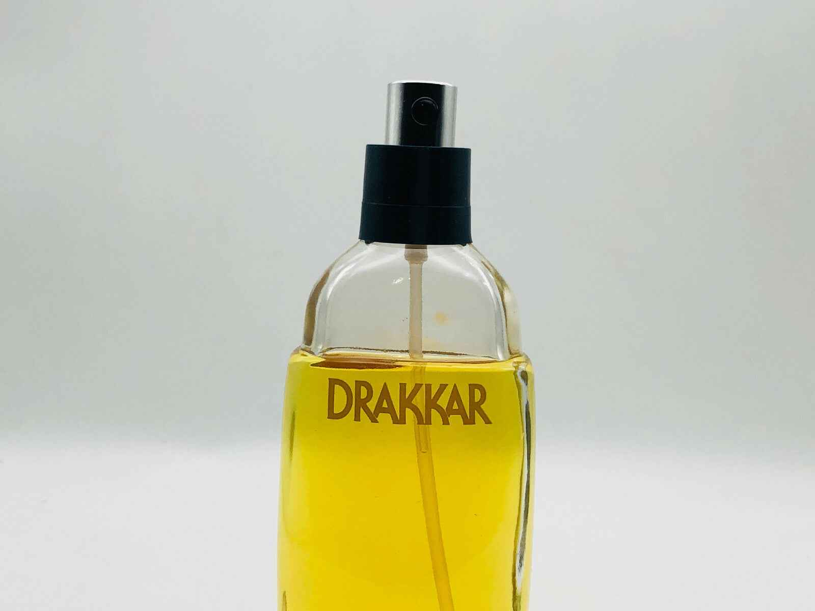 Profumo Vintage Drakkar in flacone trasparente con erogatore per un aroma classico e raffinato