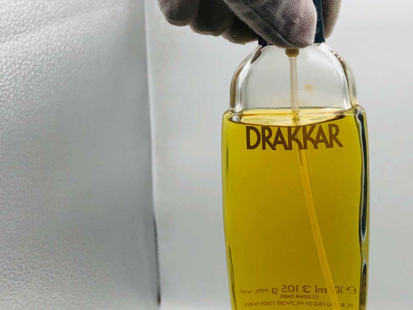 Flacone di Profumo Vintage Drakkar di Guy Laroche con tappo e applicatore visibili
