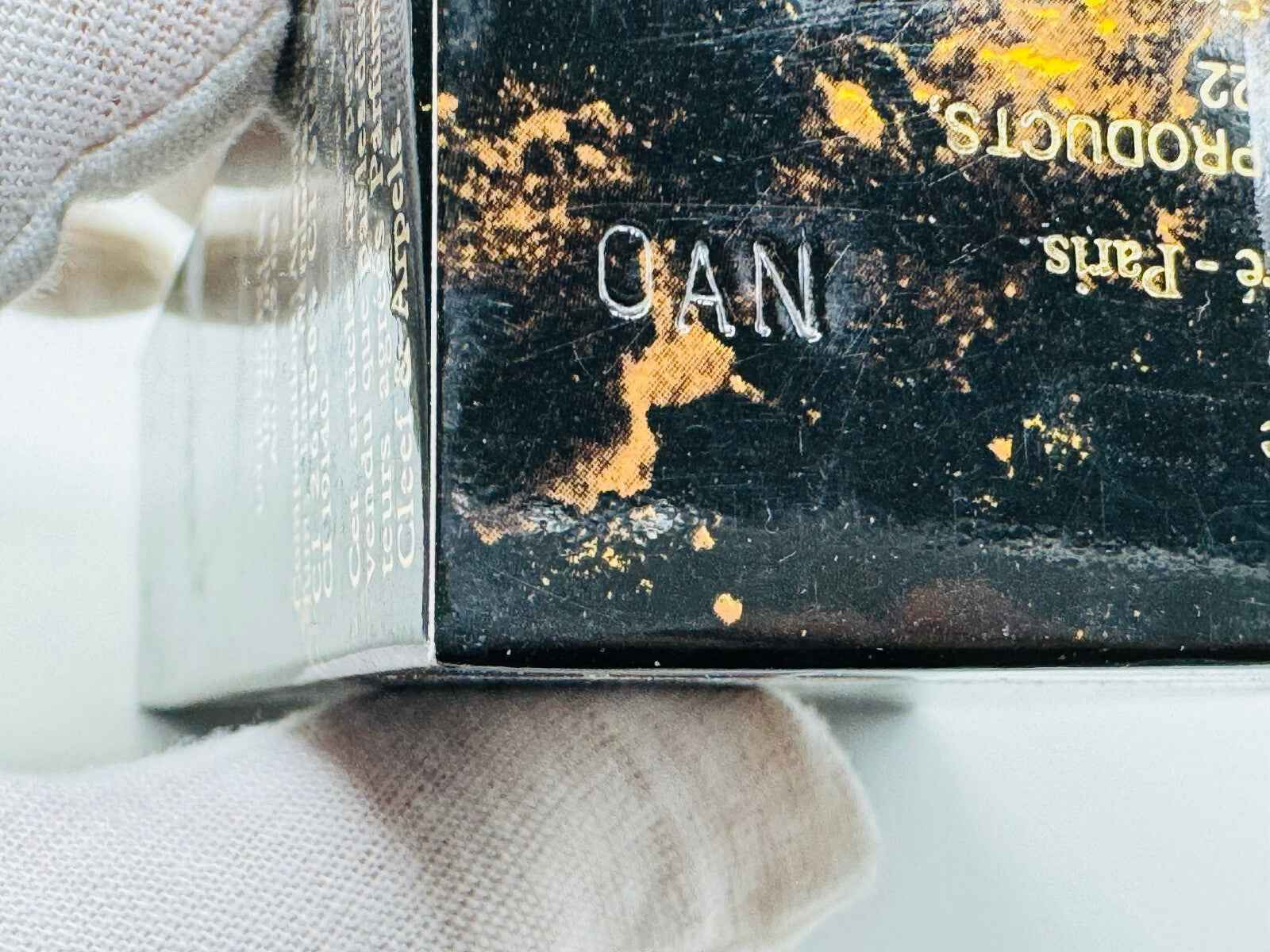 Scatola del profumo Vintage First Van Cleef con dettagli in oro e segni di usura