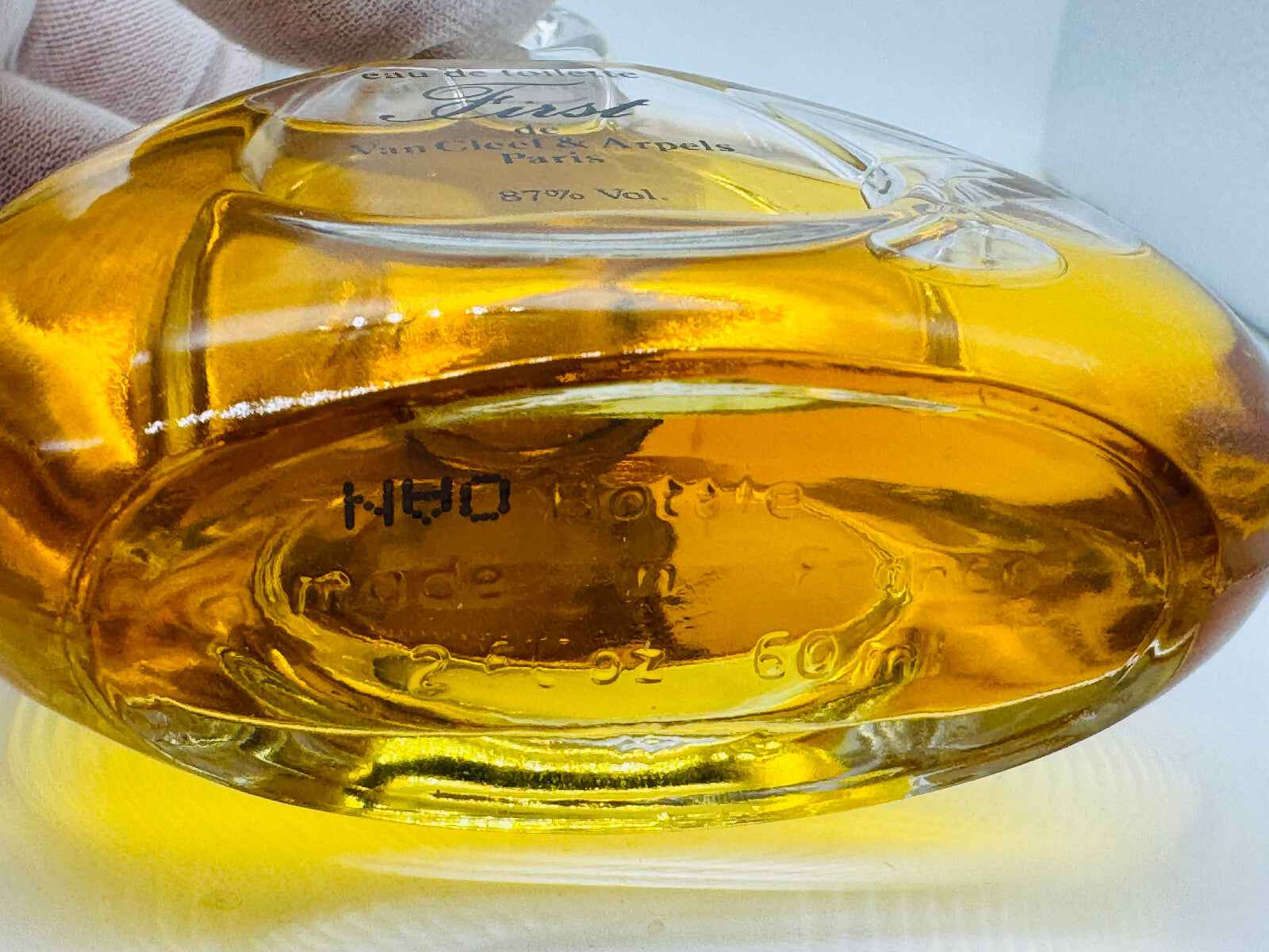 Bottiglia di profumo Vintage First Van Cleef con liquido ambrato e etichetta dettagliata