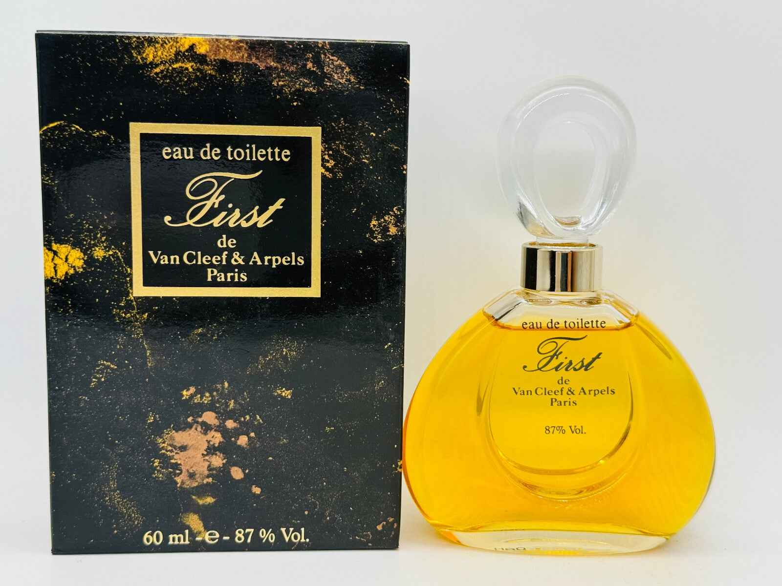 Profumo Vintage First Van Cleef in una bottiglia elegante da 60 ml con confezione nera decorativa