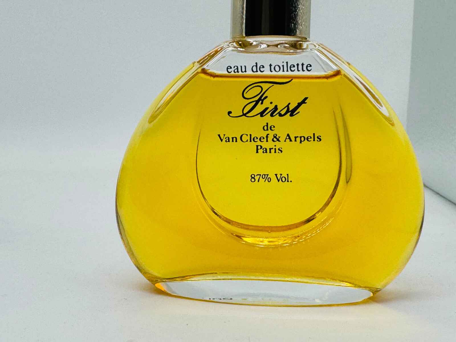 Bottiglia di Profumo Vintage First Van Cleef con un design elegante e tonalità dorata