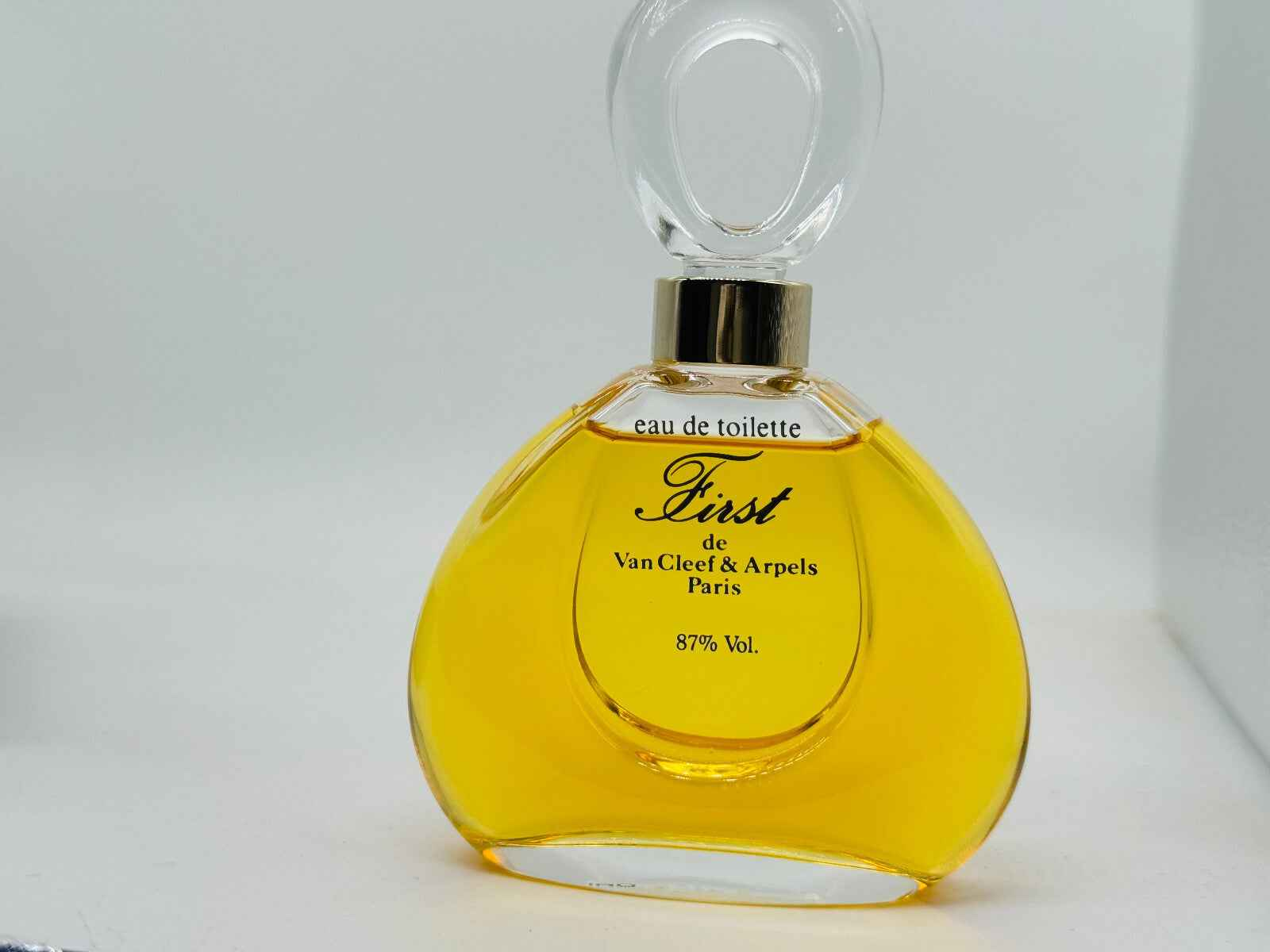 Flacone di profumo Vintage First Van Cleef con un design elegante e colore giallo intenso
