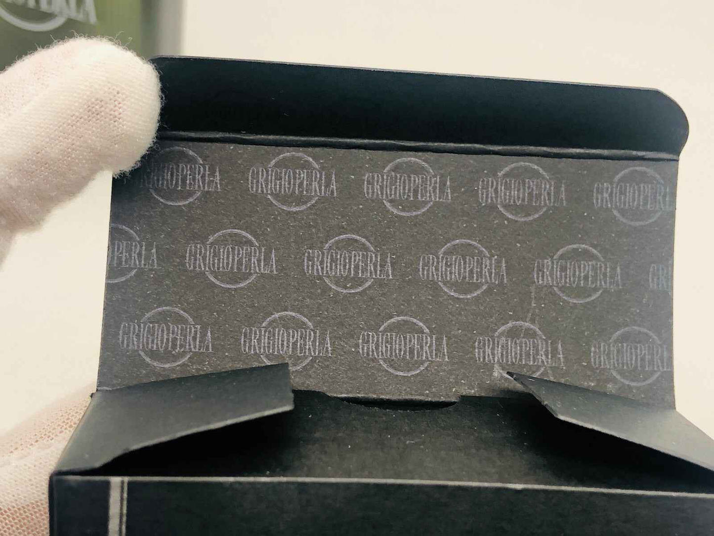 Interno della scatola di profumo Vintage Grigioperla con il logo stampato con stile elegante