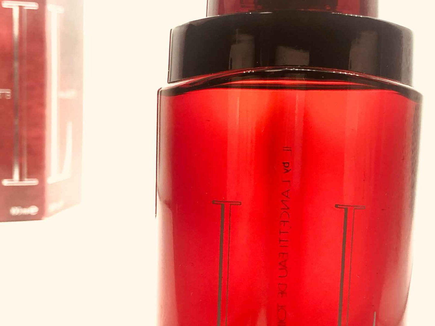 Flacone di Profumo Vintage Il Lancetti con design elegante e tonalità rosse brillanti