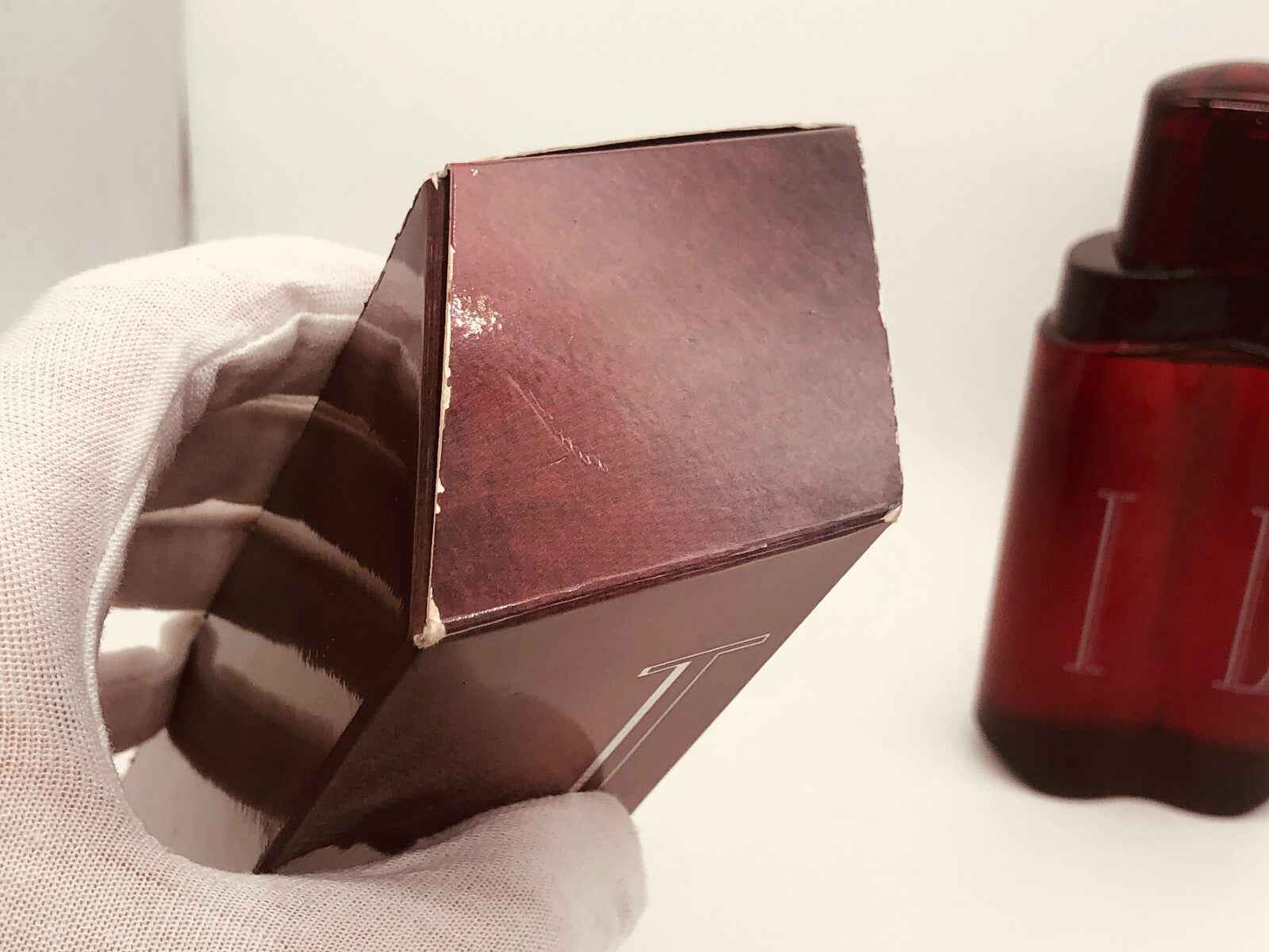 Scatola del profumo vintage Il Lancetti con bordi leggermente usurati, elegante e caratteristica