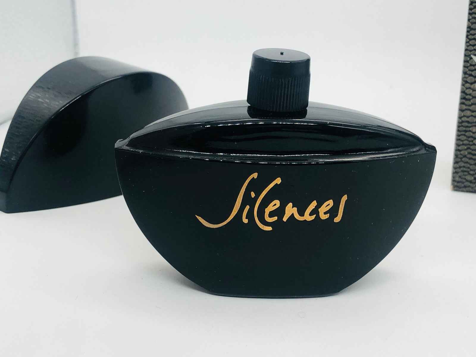 Flacone di profumo Vintage Jacomo Silences in nero con tappo distintivo per una fragranza elegante