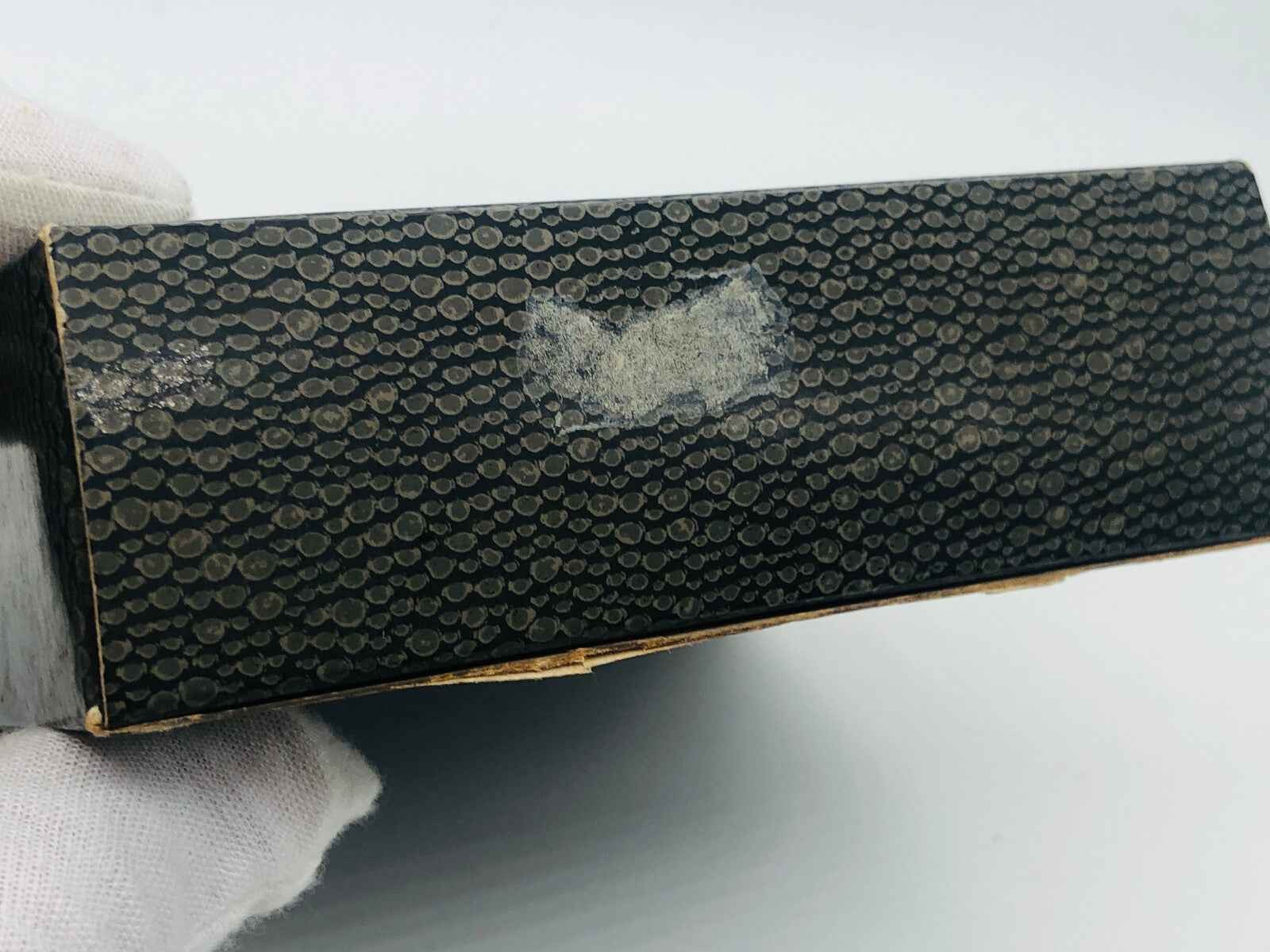 Scatola in stile vintage per Profumo Vintage Jacomo Silences con texture elegante e dettagli raffinati