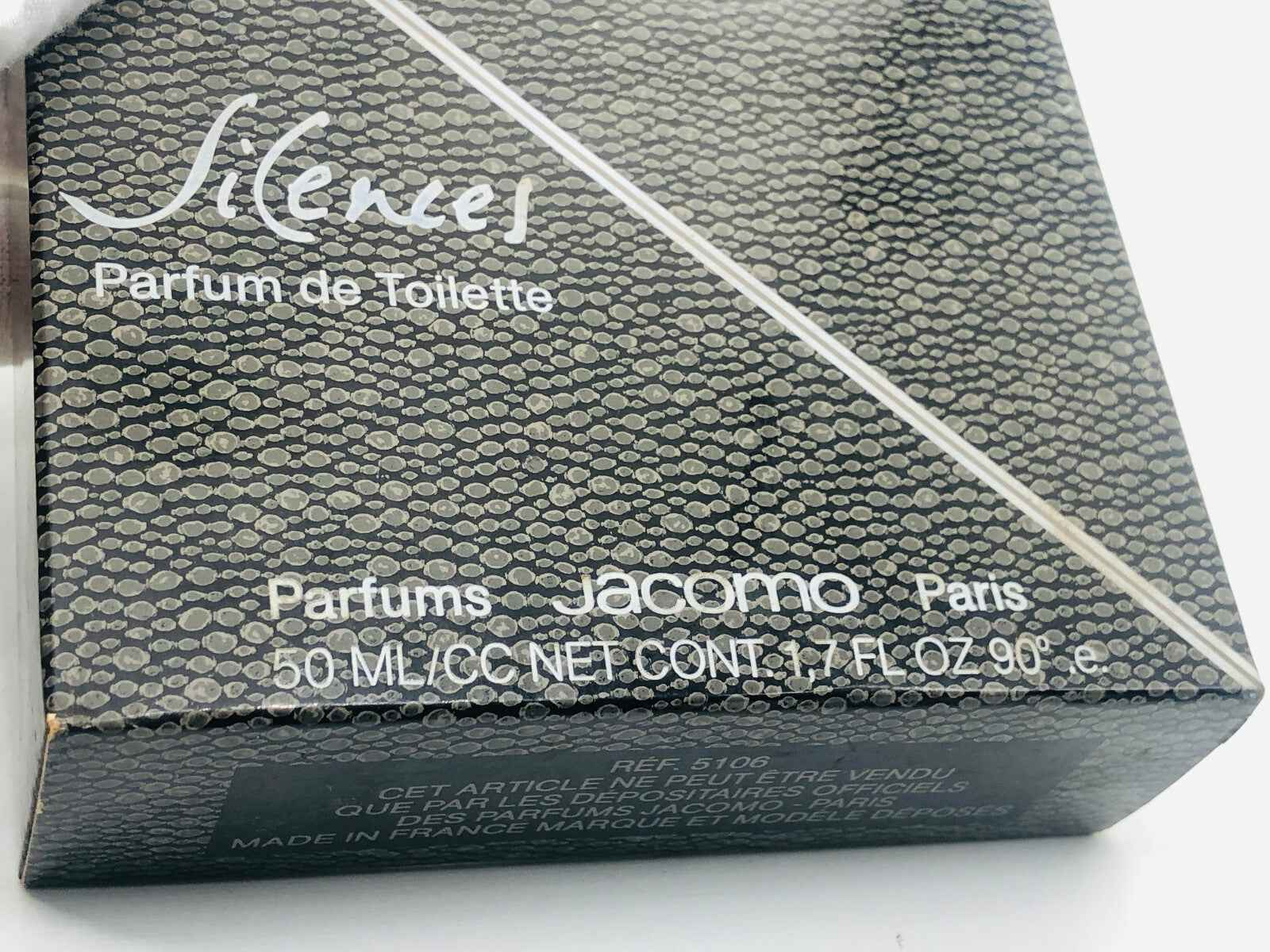 Confezione del Profumo Vintage Jacomo Silences da 50 ml con design elegante e dettagli in rilievo