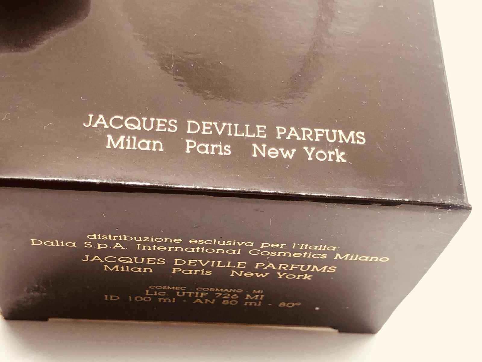 Confezione elegante del Profumo Vintage Jacques Deville con dettagli su Milano, Parigi e New York