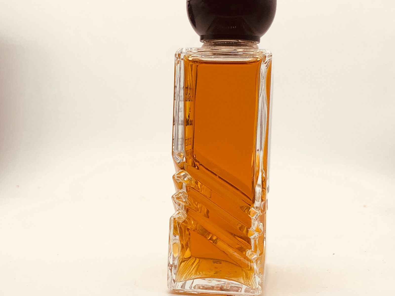 Flacone di profumo Vintage Jacques Deville con design elegante e liquido dorato