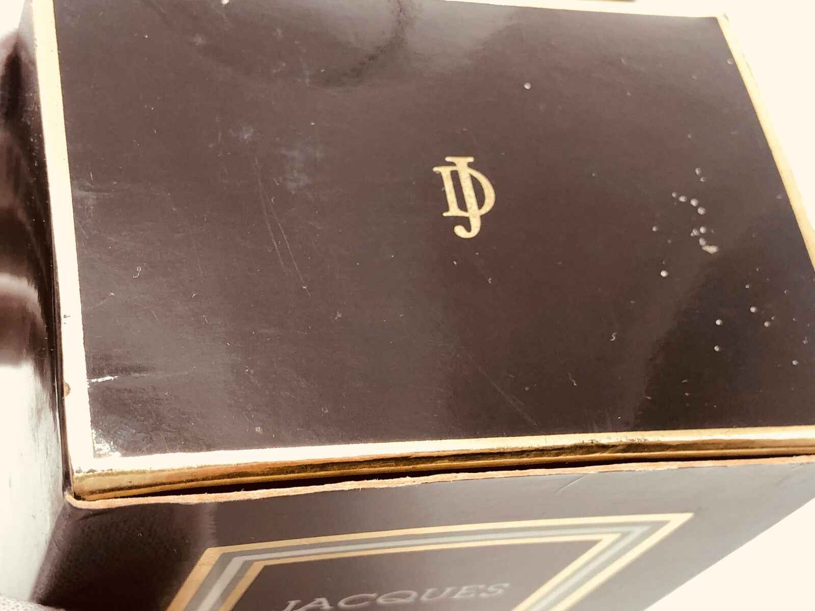 Scatola del Profumo Vintage Jacques Deville con logo dorato su sfondo nero