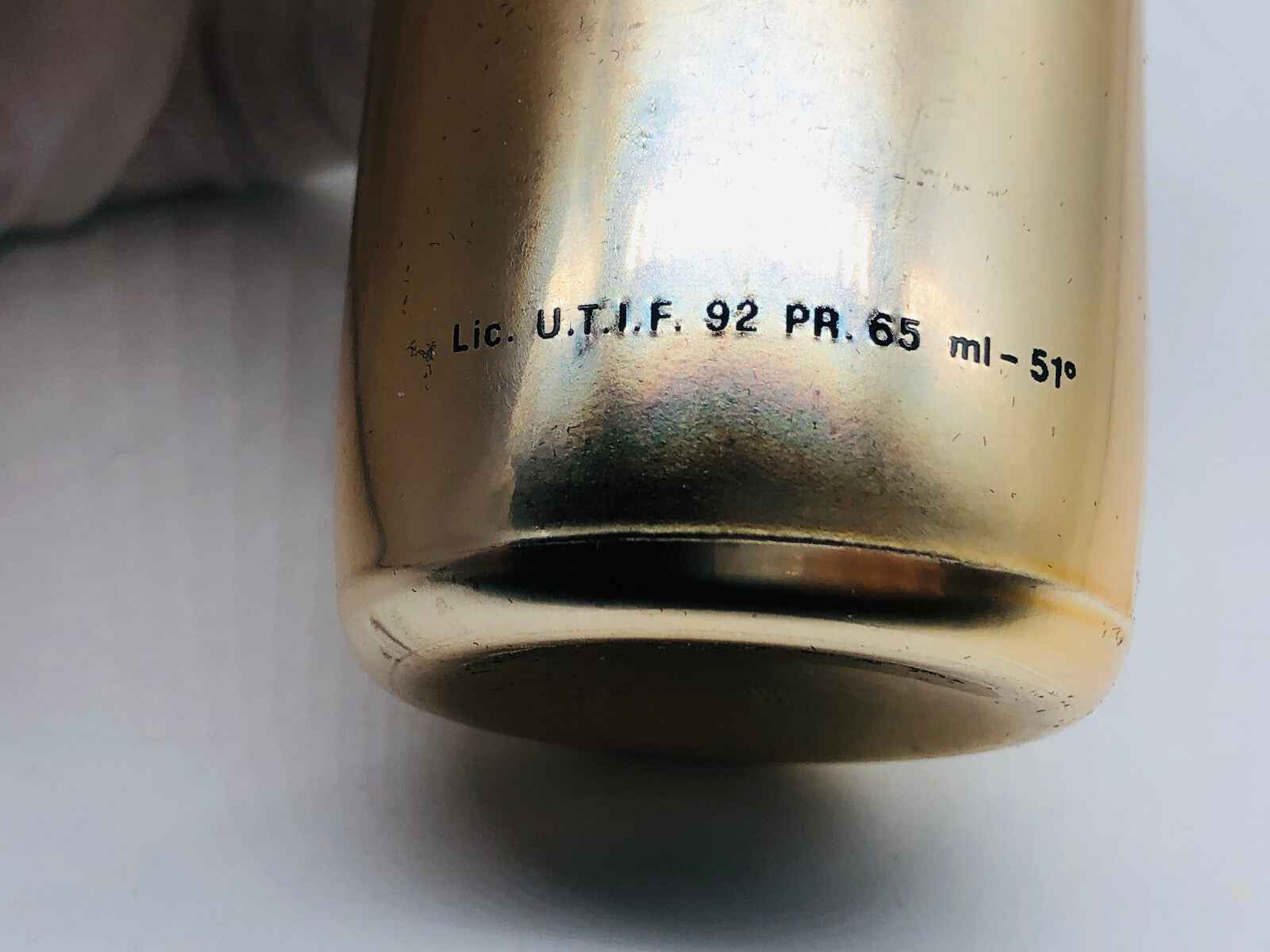 Dettaglio del fondo di una bottiglia di Profumo Vintage Jocelyn Pour Homme da 65 ml in confezione dorata