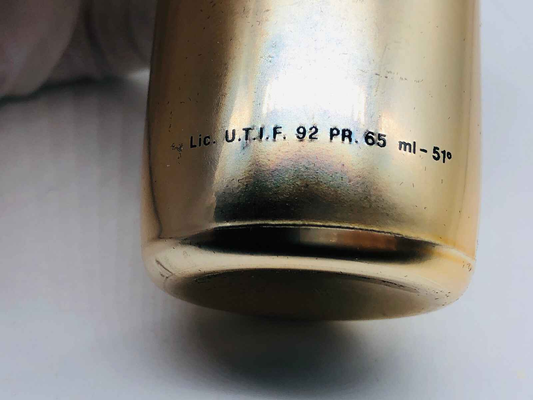 Dettaglio del fondo di una bottiglia di Profumo Vintage Jocelyn Pour Homme da 65 ml in confezione dorata