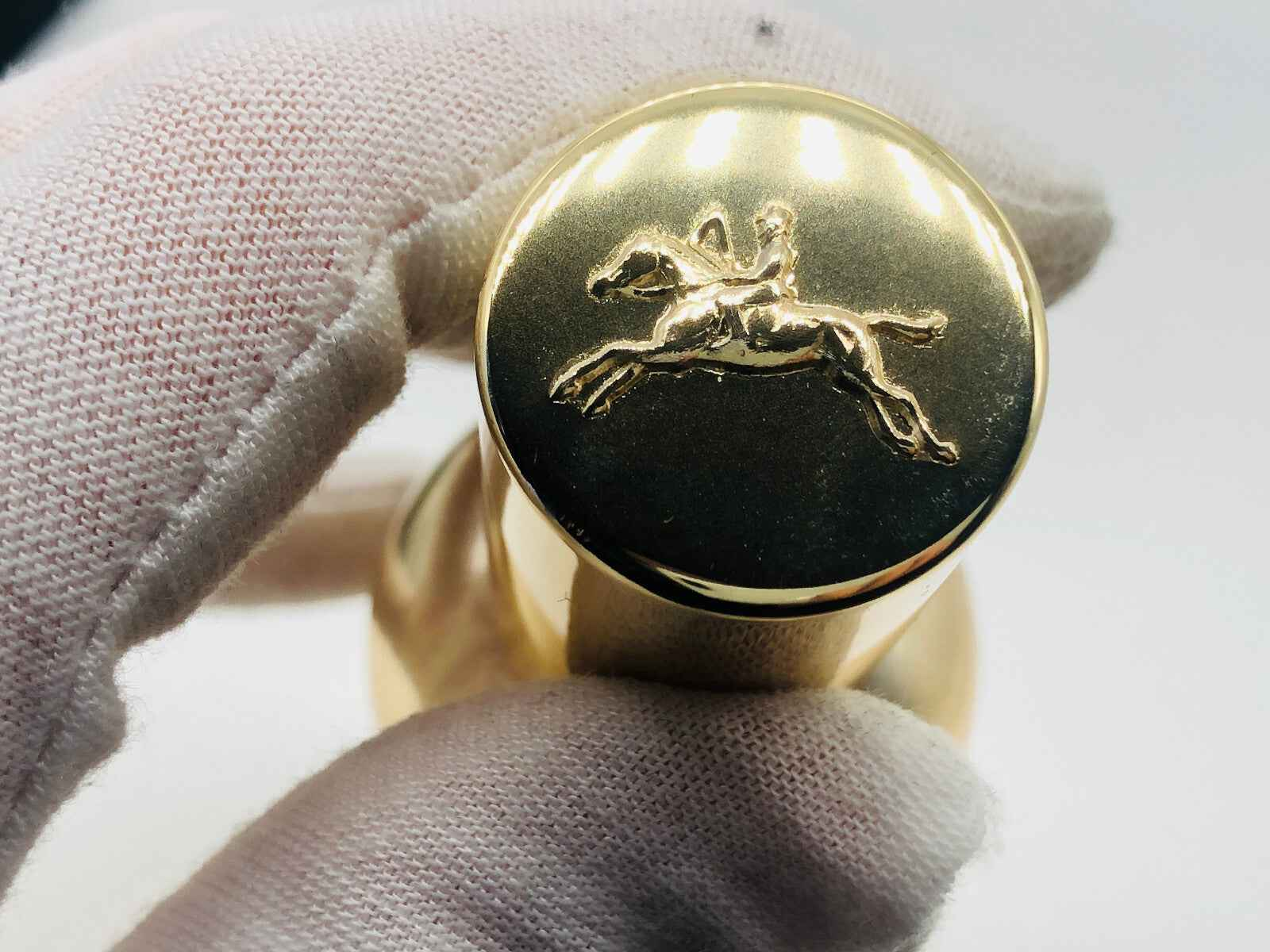 Tappo del Profumo Vintage Jocelyn Pour Homme con incisione di un cavallo in oro lucido