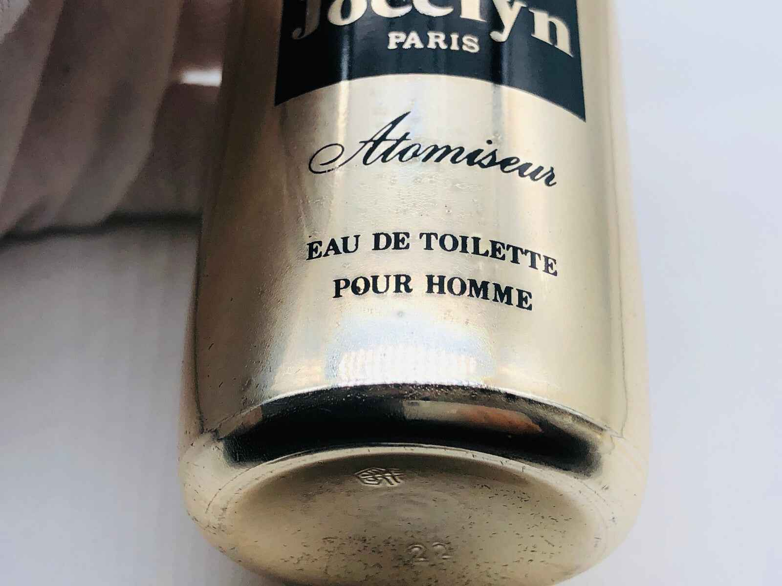 Profumo Vintage Jocelyn Pour Homme in un elegante flacone dorato con atomizzatore per uomini