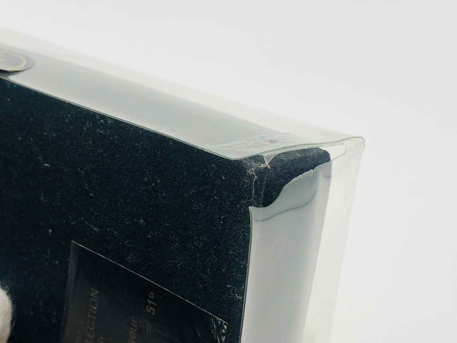 Scatola del Profumo Vintage Jocelyn Pour Homme con angolo leggermente danneggiato, design elegante e misterioso