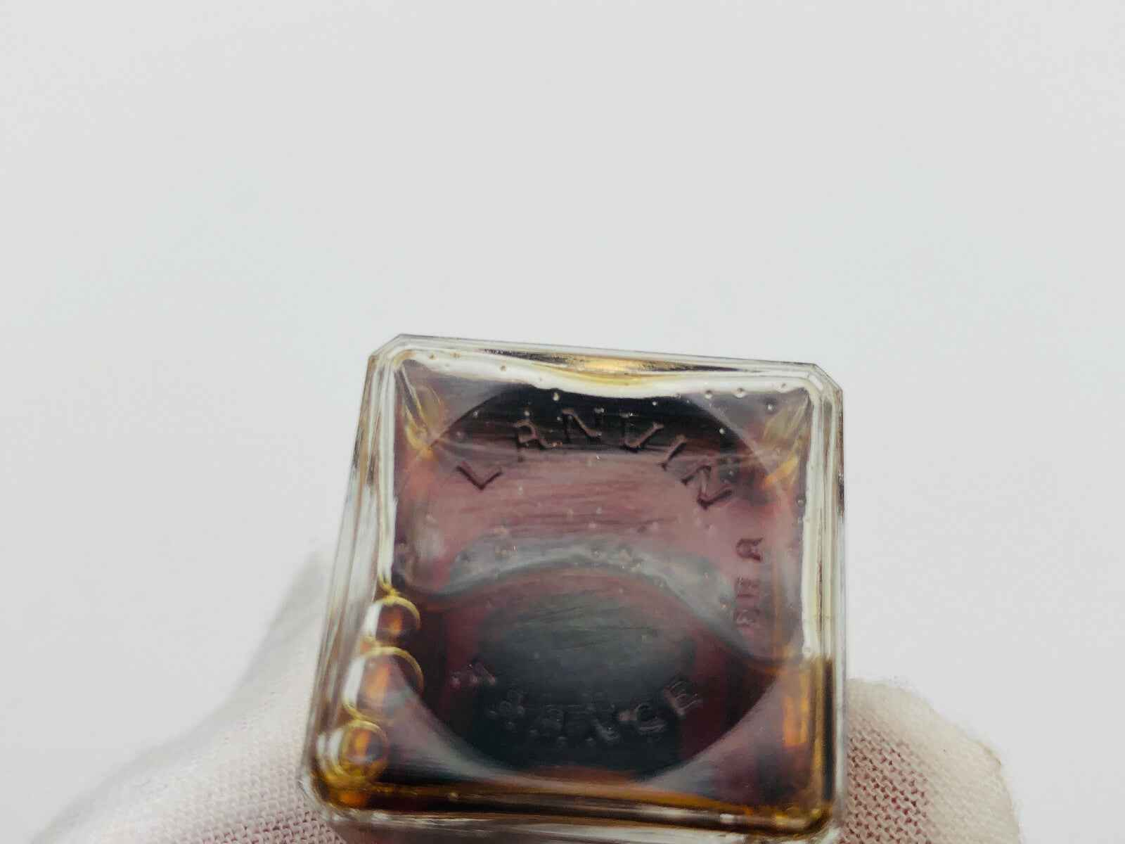 Bottiglia di profumo vintage Lanvin Crescendo con design elegante e rifiniture in vetro