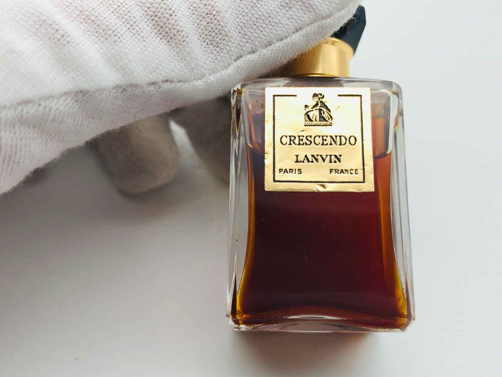 Flacone di profumo Vintage Lanvin Crescendo con etichetta dorata e design elegante