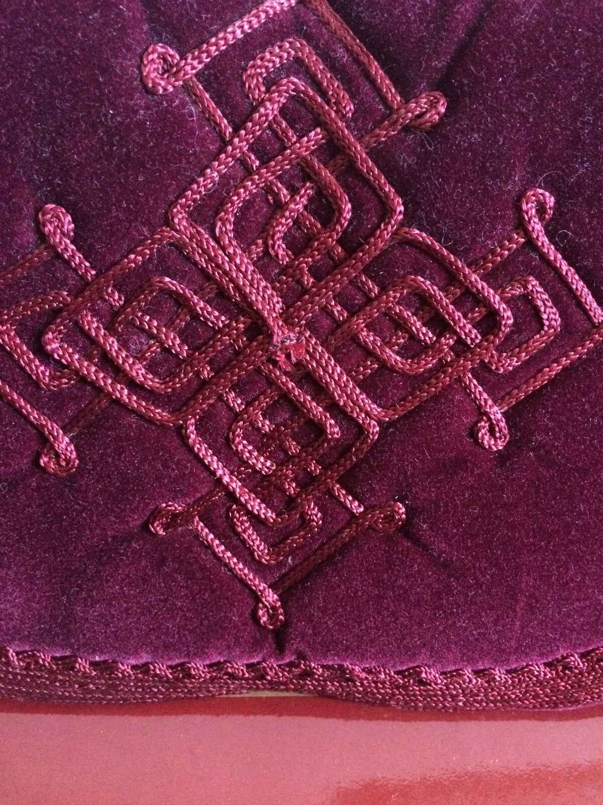 Dettaglio in velluto di un profumo Vintage Laroche con ricamo elegante in tonalità rosa