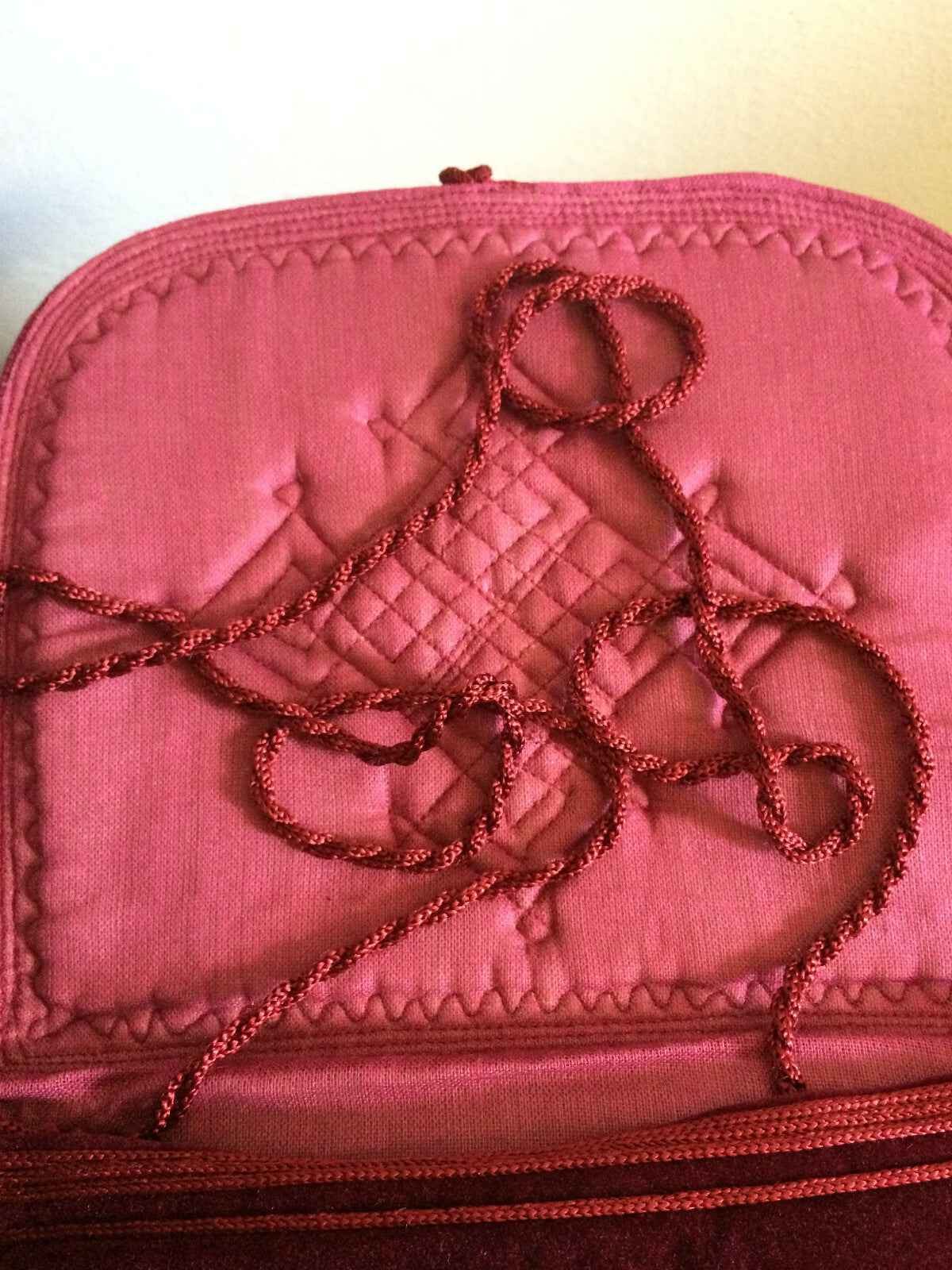 Interno di una borsa Guy Laroche con dettagli in tessuto rosa, ideale per il profumo vintage Laroche