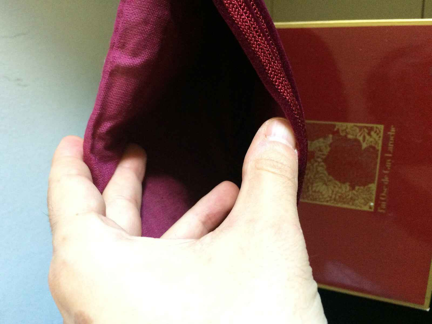 Interno di un profumo Vintage Laroche con flacone di design elegante e colori ricercati